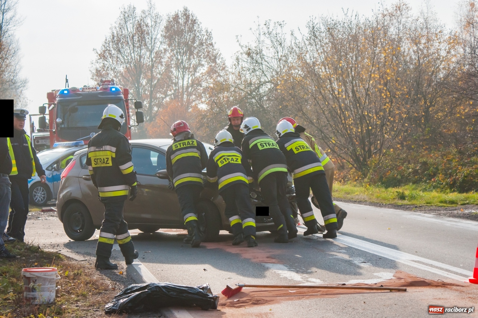Zdjęcie w galerii na portalu naszraciborz.pl: Trzy pojazdy zderzyły się na DW 919 Racibórz-Babice [FOTO] wiadomości z regionu