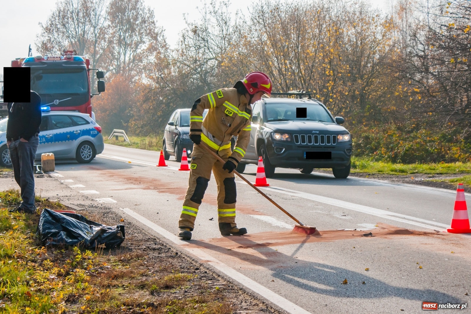 Zdjęcie w galerii na portalu naszraciborz.pl: Trzy pojazdy zderzyły się na DW 919 Racibórz-Babice [FOTO] wiadomości z regionu