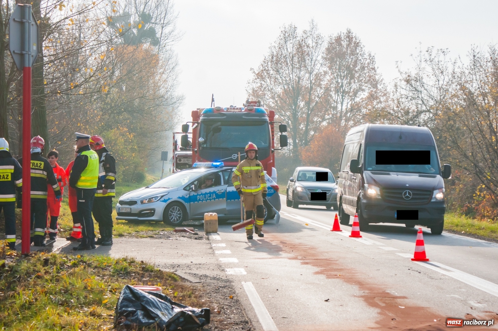 Zdjęcie w galerii na portalu naszraciborz.pl: Trzy pojazdy zderzyły się na DW 919 Racibórz-Babice [FOTO] wiadomości z regionu