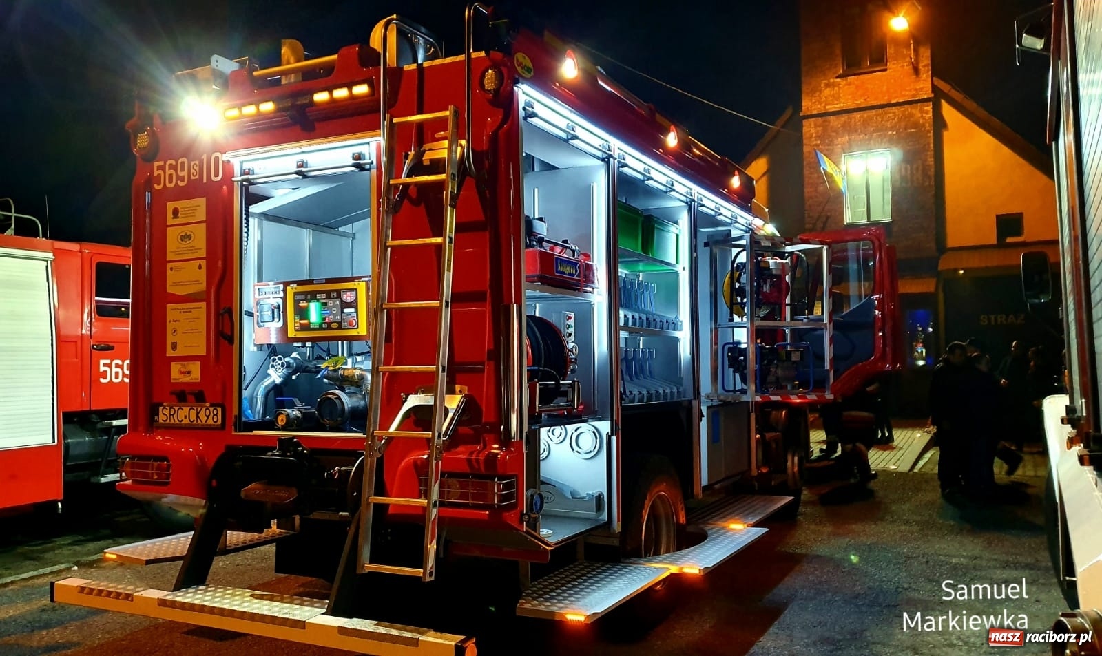 Zdjęcie w galerii na portalu naszraciborz.pl: W rudzkiej remizie zaparkowało nowiutkie strażackie volvo  wiadomości z regionu