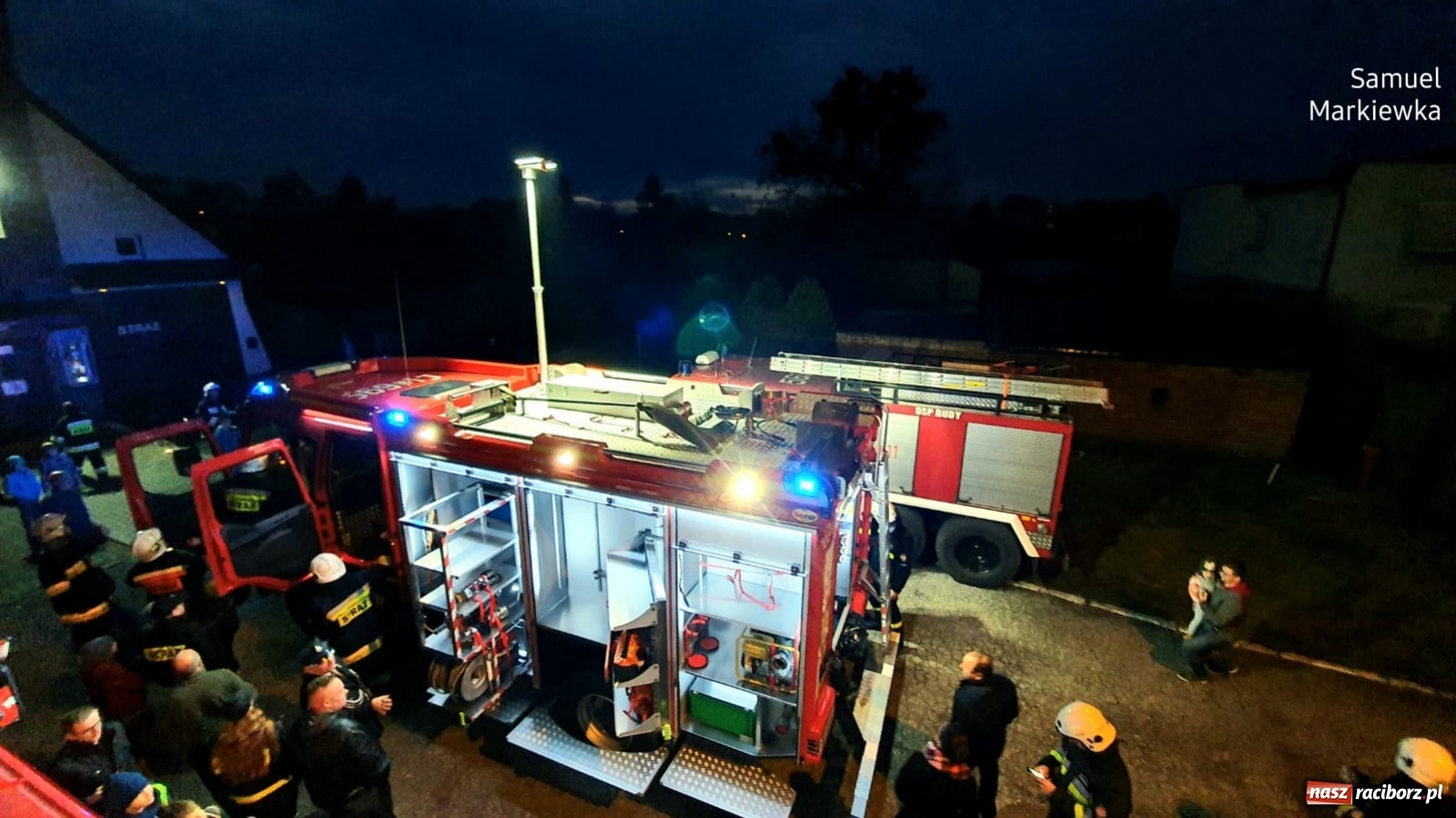 Zdjęcie w galerii na portalu naszraciborz.pl: W rudzkiej remizie zaparkowało nowiutkie strażackie volvo  wiadomości z regionu