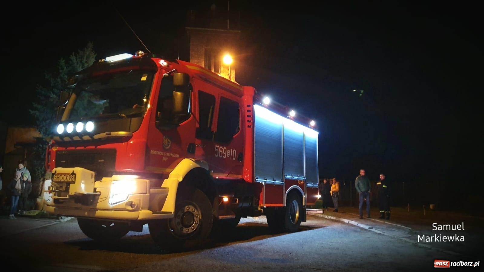Zdjęcie w galerii na portalu naszraciborz.pl: W rudzkiej remizie zaparkowało nowiutkie strażackie volvo  wiadomości z regionu