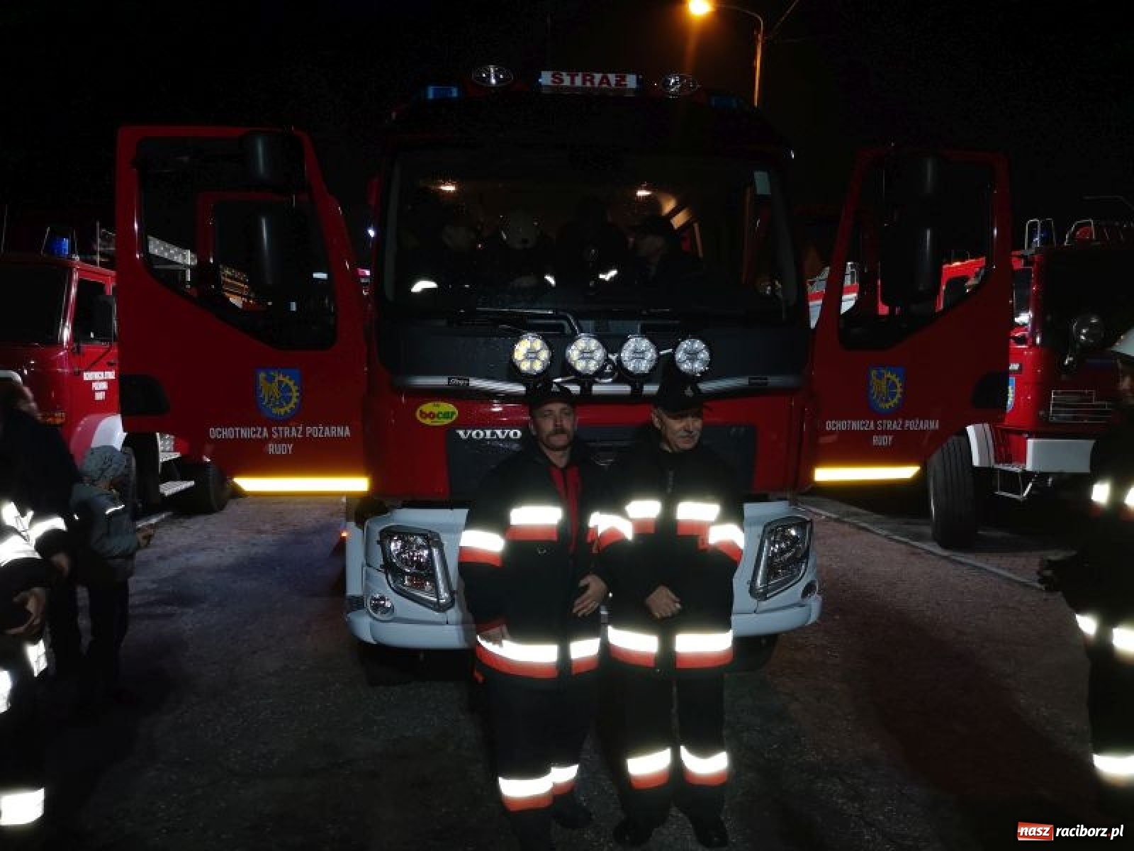 Zdjęcie w galerii na portalu naszraciborz.pl: W rudzkiej remizie zaparkowało nowiutkie strażackie volvo  wiadomości z regionu