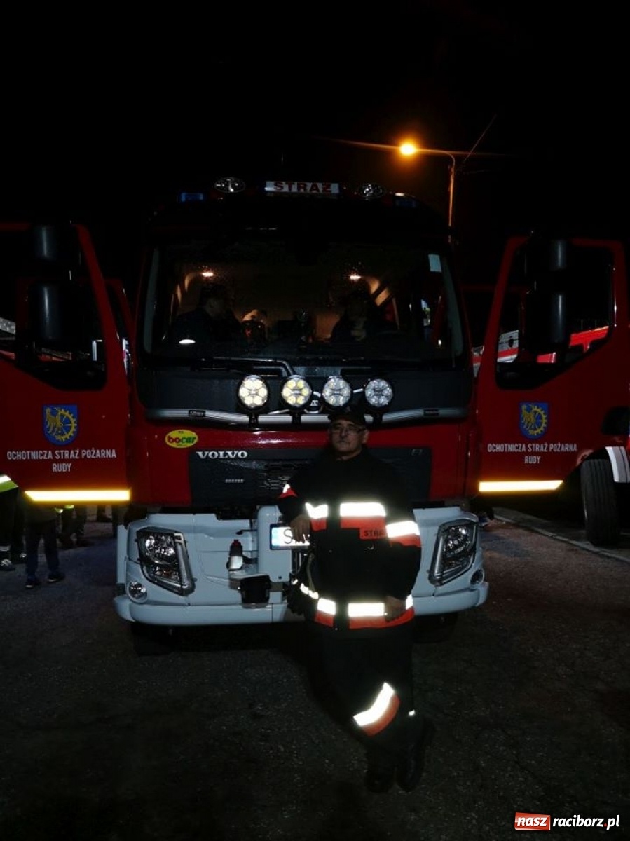 Zdjęcie w galerii na portalu naszraciborz.pl: W rudzkiej remizie zaparkowało nowiutkie strażackie volvo  wiadomości z regionu
