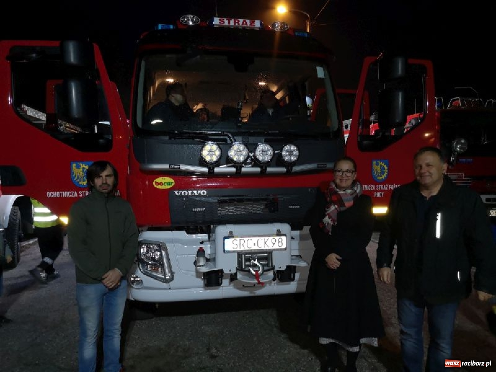 Zdjęcie w galerii na portalu naszraciborz.pl: W rudzkiej remizie zaparkowało nowiutkie strażackie volvo  wiadomości z regionu