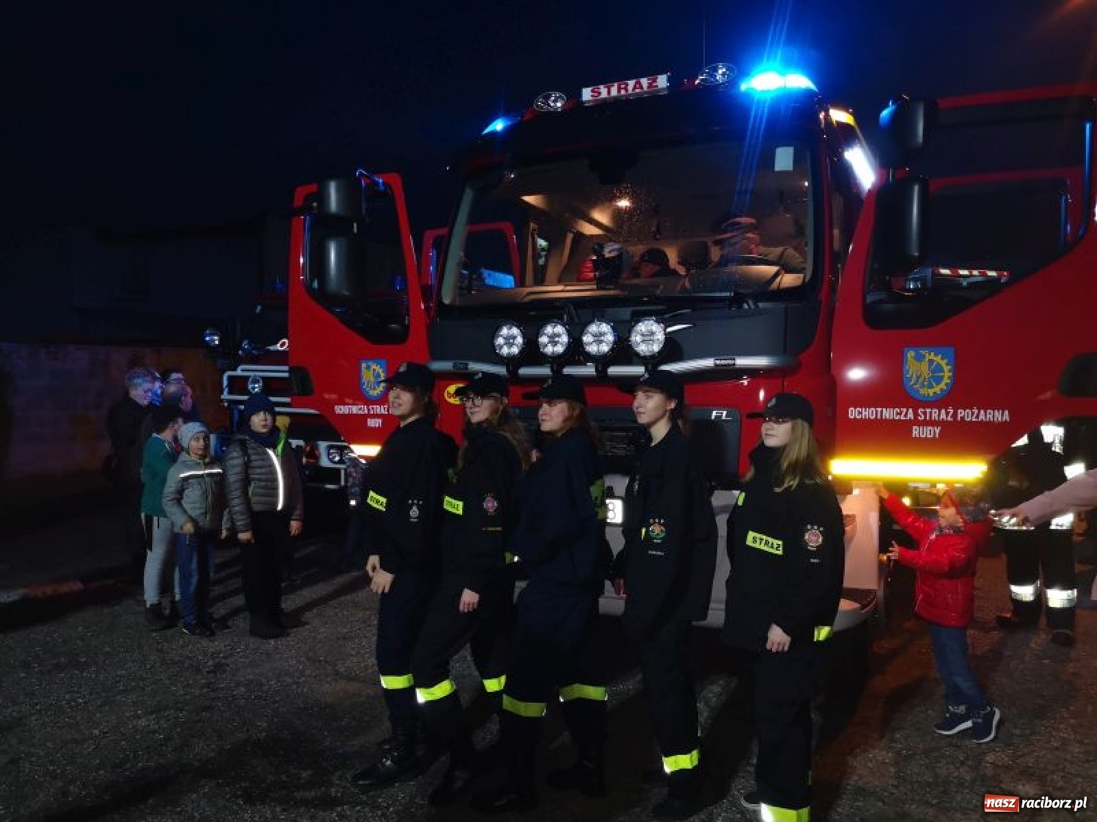 Zdjęcie w galerii na portalu naszraciborz.pl: W rudzkiej remizie zaparkowało nowiutkie strażackie volvo  wiadomości z regionu