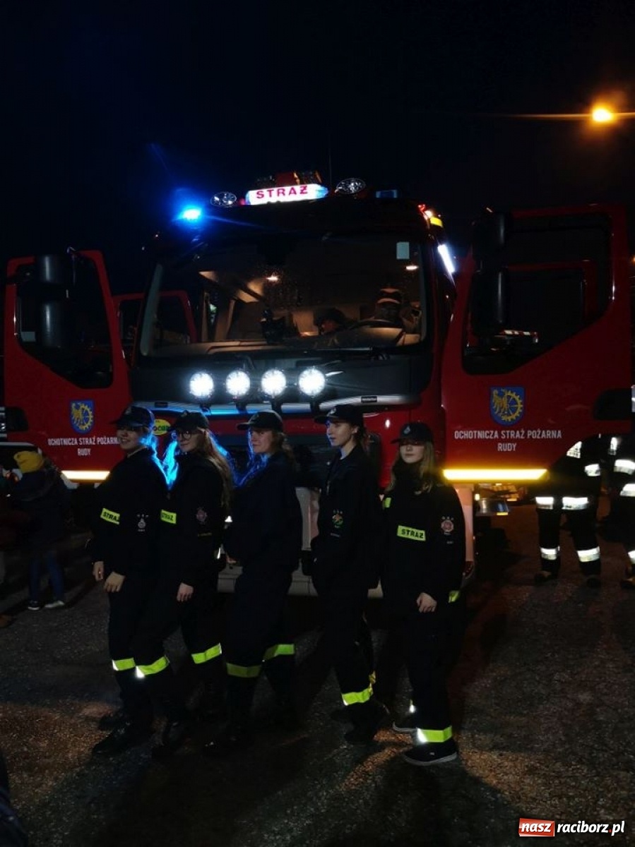 Zdjęcie w galerii na portalu naszraciborz.pl: W rudzkiej remizie zaparkowało nowiutkie strażackie volvo  wiadomości z regionu