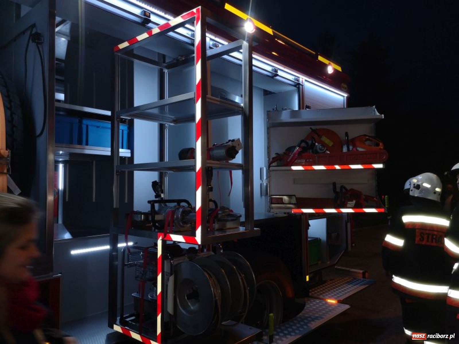 Zdjęcie w galerii na portalu naszraciborz.pl: W rudzkiej remizie zaparkowało nowiutkie strażackie volvo  wiadomości z regionu