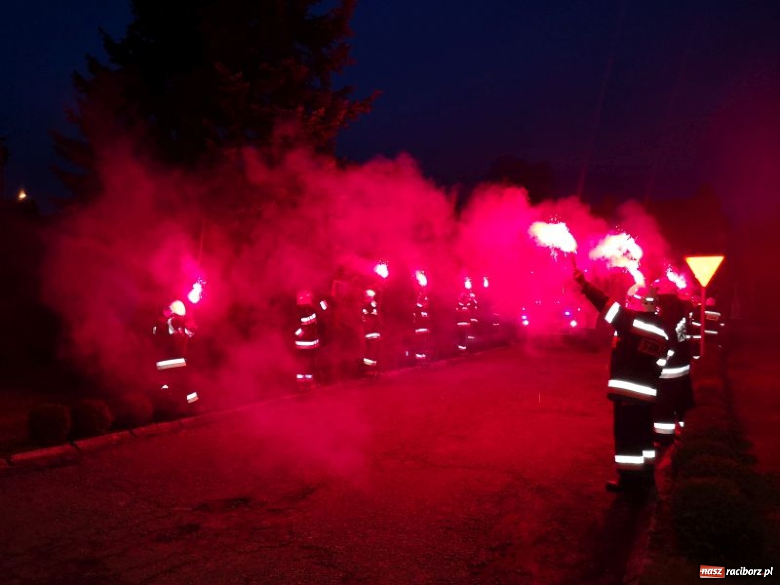 Zdjęcie w galerii na portalu naszraciborz.pl: W rudzkiej remizie zaparkowało nowiutkie strażackie volvo  wiadomości z regionu