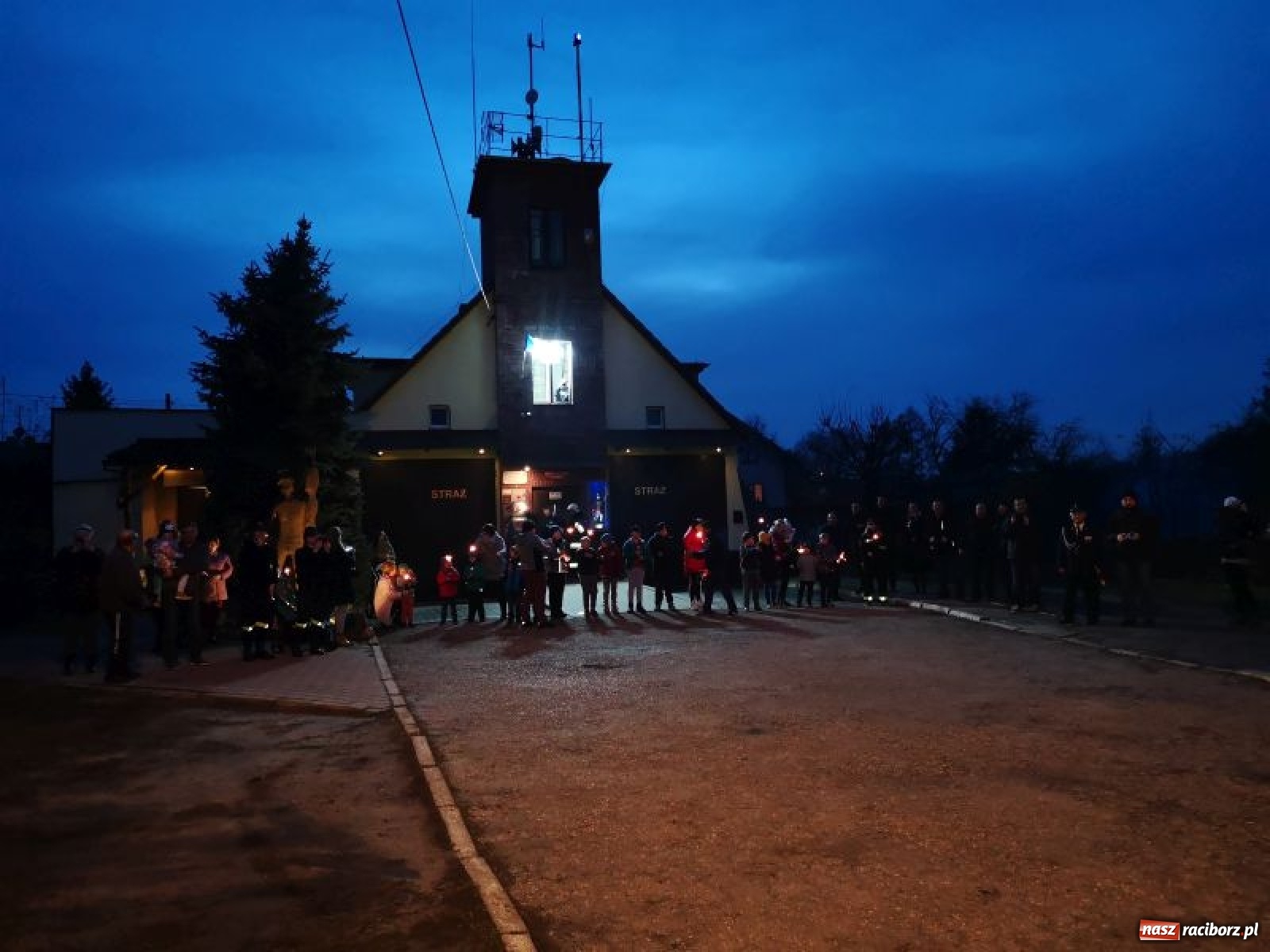 Zdjęcie w galerii na portalu naszraciborz.pl: W rudzkiej remizie zaparkowało nowiutkie strażackie volvo  wiadomości z regionu