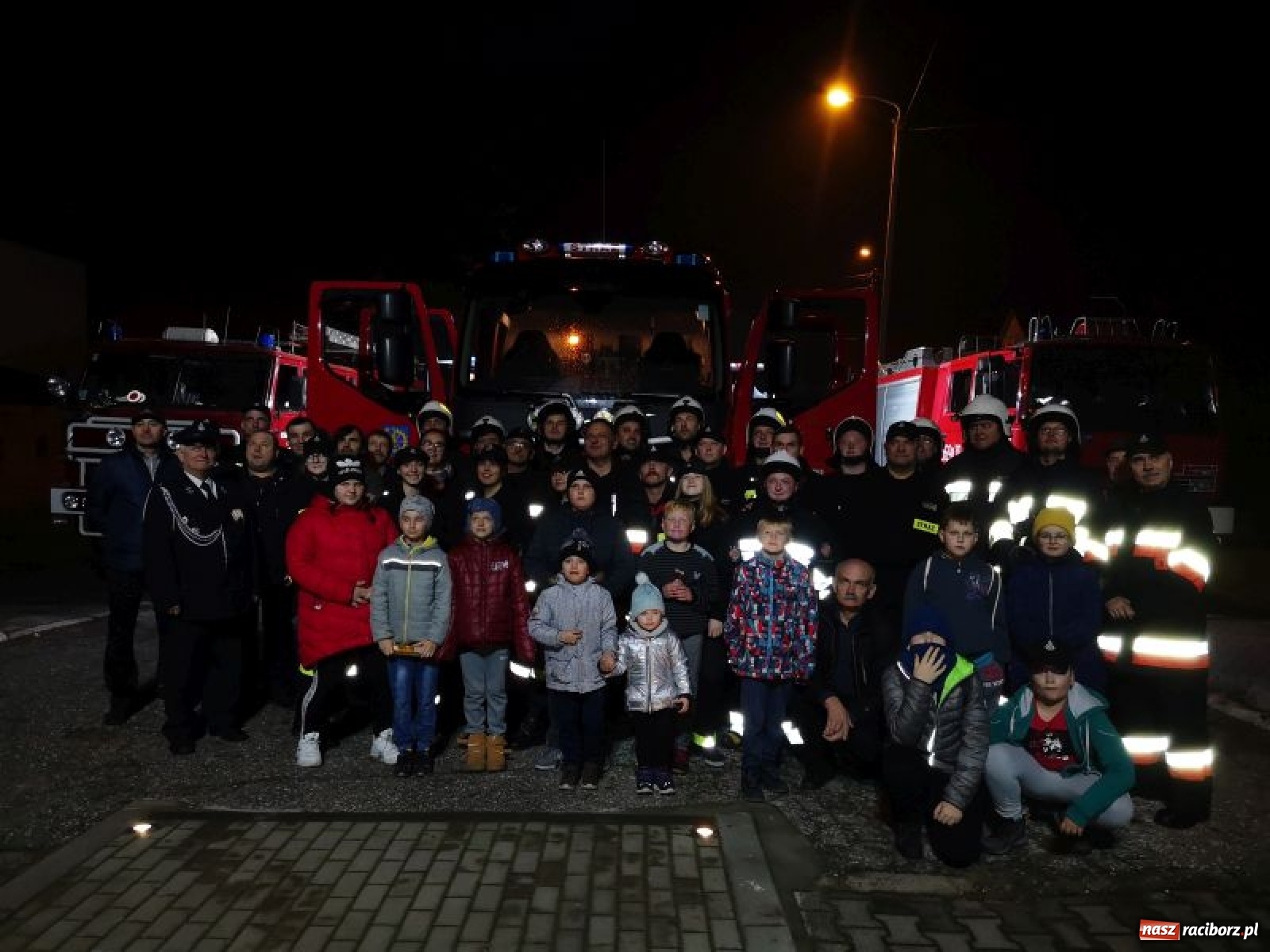 Zdjęcie w galerii na portalu naszraciborz.pl: W rudzkiej remizie zaparkowało nowiutkie strażackie volvo  wiadomości z regionu