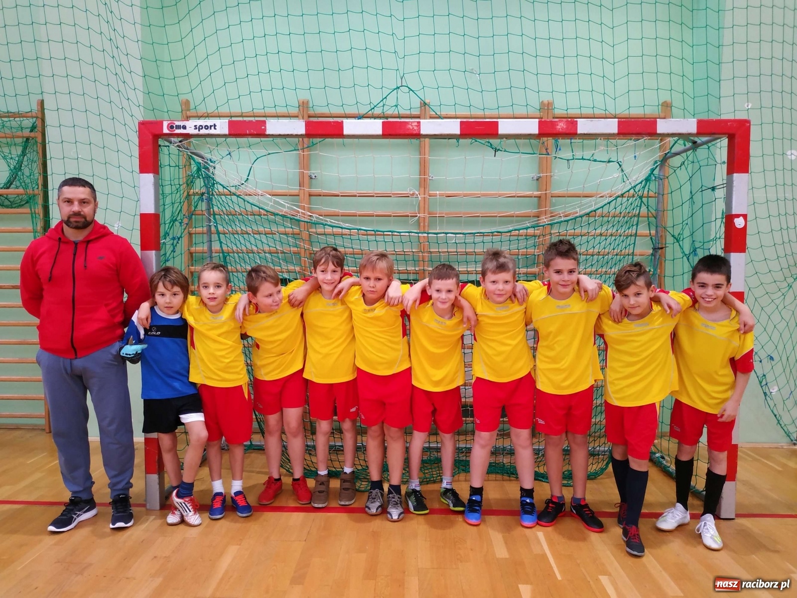 Zdjęcie w galerii na portalu naszraciborz.pl: Halowy turniej piłki nożnej klas I-III. Trójka i Trzynastka najlepsze! wiadomości z regionu