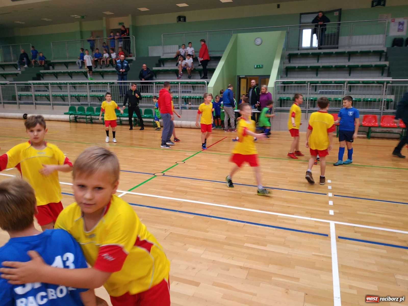 Zdjęcie w galerii na portalu naszraciborz.pl: Halowy turniej piłki nożnej klas I-III. Trójka i Trzynastka najlepsze! wiadomości z regionu