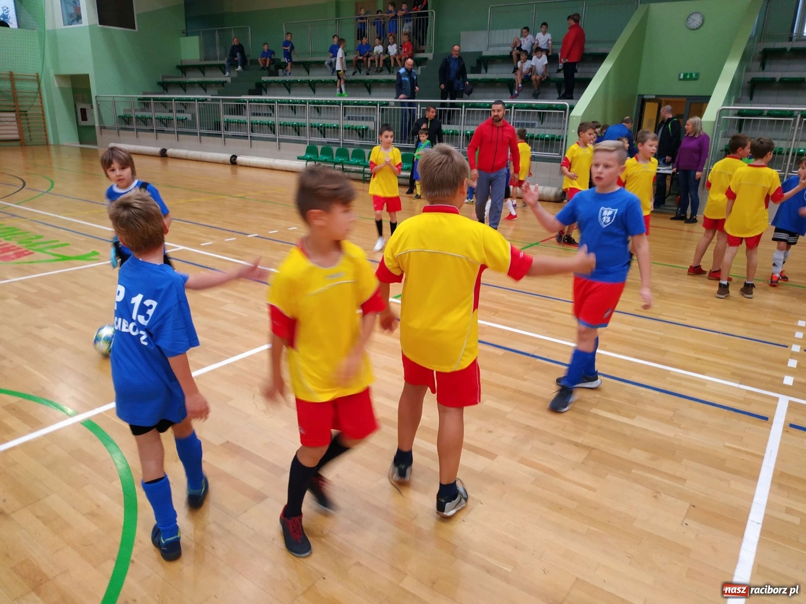 Zdjęcie w galerii na portalu naszraciborz.pl: Halowy turniej piłki nożnej klas I-III. Trójka i Trzynastka najlepsze! wiadomości z regionu