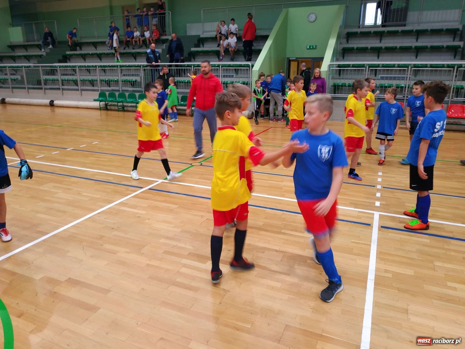 Zdjęcie w galerii na portalu naszraciborz.pl: Halowy turniej piłki nożnej klas I-III. Trójka i Trzynastka najlepsze! wiadomości z regionu