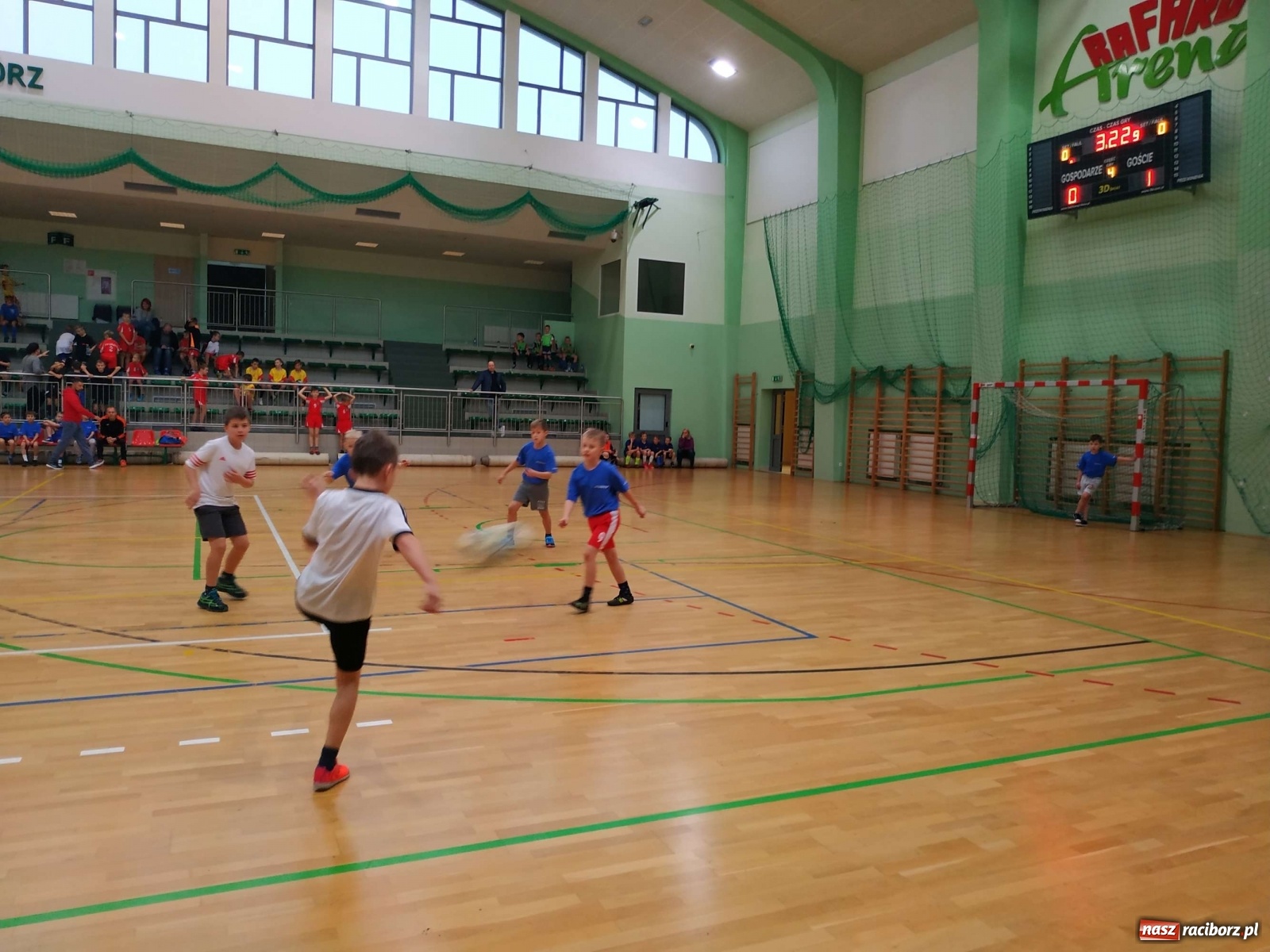 Zdjęcie w galerii na portalu naszraciborz.pl: Halowy turniej piłki nożnej klas I-III. Trójka i Trzynastka najlepsze! wiadomości z regionu