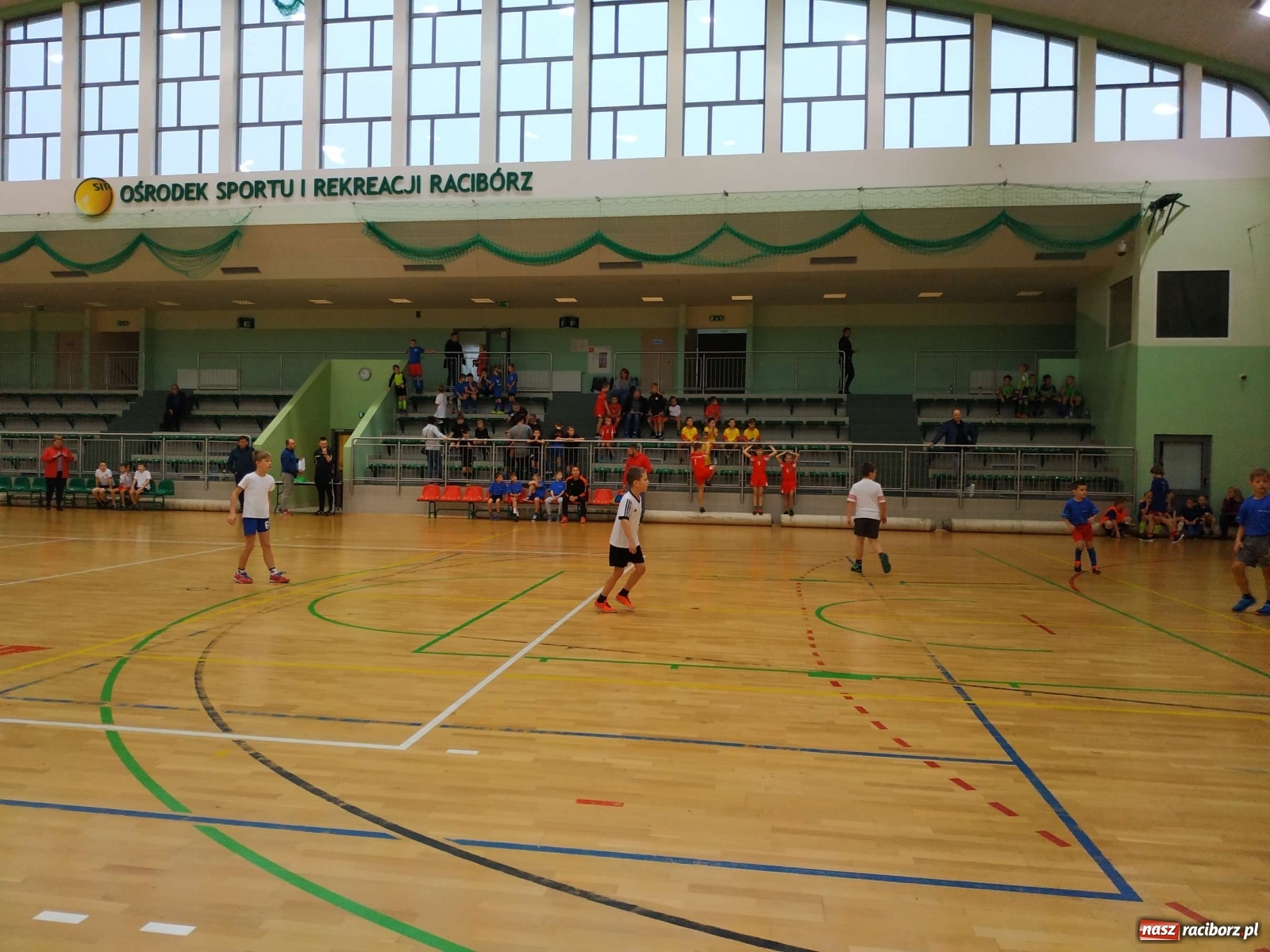 Zdjęcie w galerii na portalu naszraciborz.pl: Halowy turniej piłki nożnej klas I-III. Trójka i Trzynastka najlepsze! wiadomości z regionu