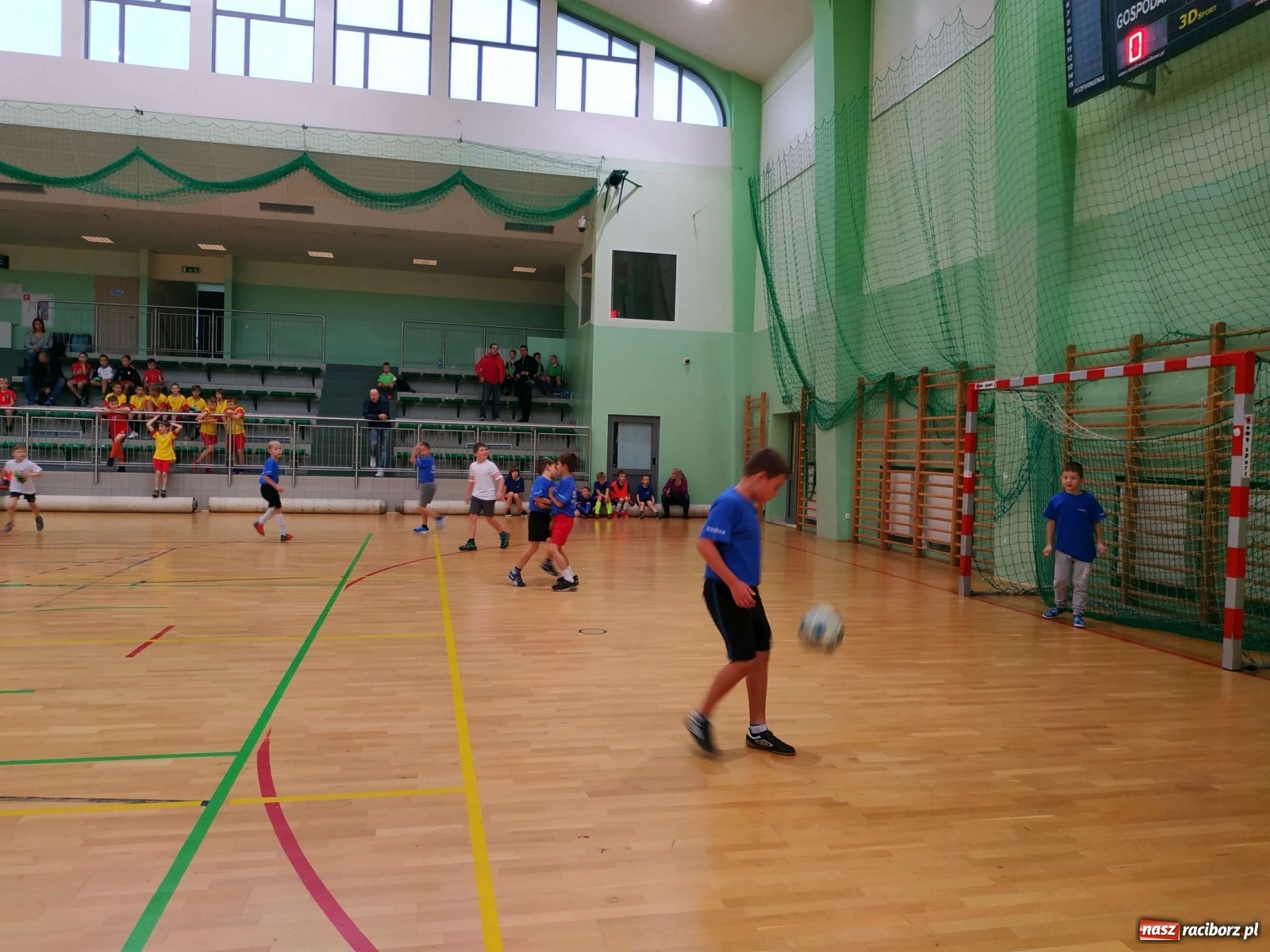 Zdjęcie w galerii na portalu naszraciborz.pl: Halowy turniej piłki nożnej klas I-III. Trójka i Trzynastka najlepsze! wiadomości z regionu