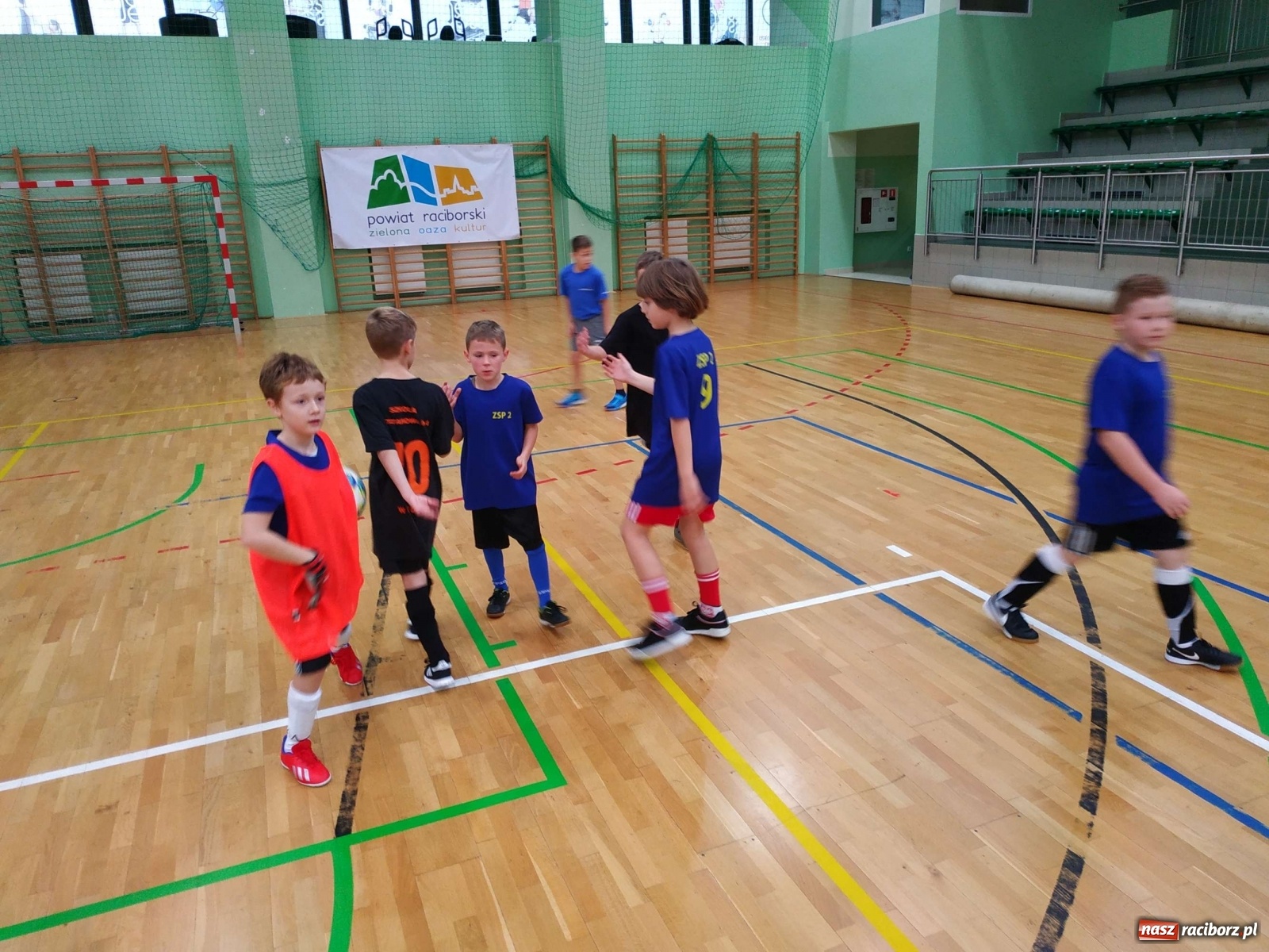 Zdjęcie w galerii na portalu naszraciborz.pl: Halowy turniej piłki nożnej klas I-III. Trójka i Trzynastka najlepsze! wiadomości z regionu