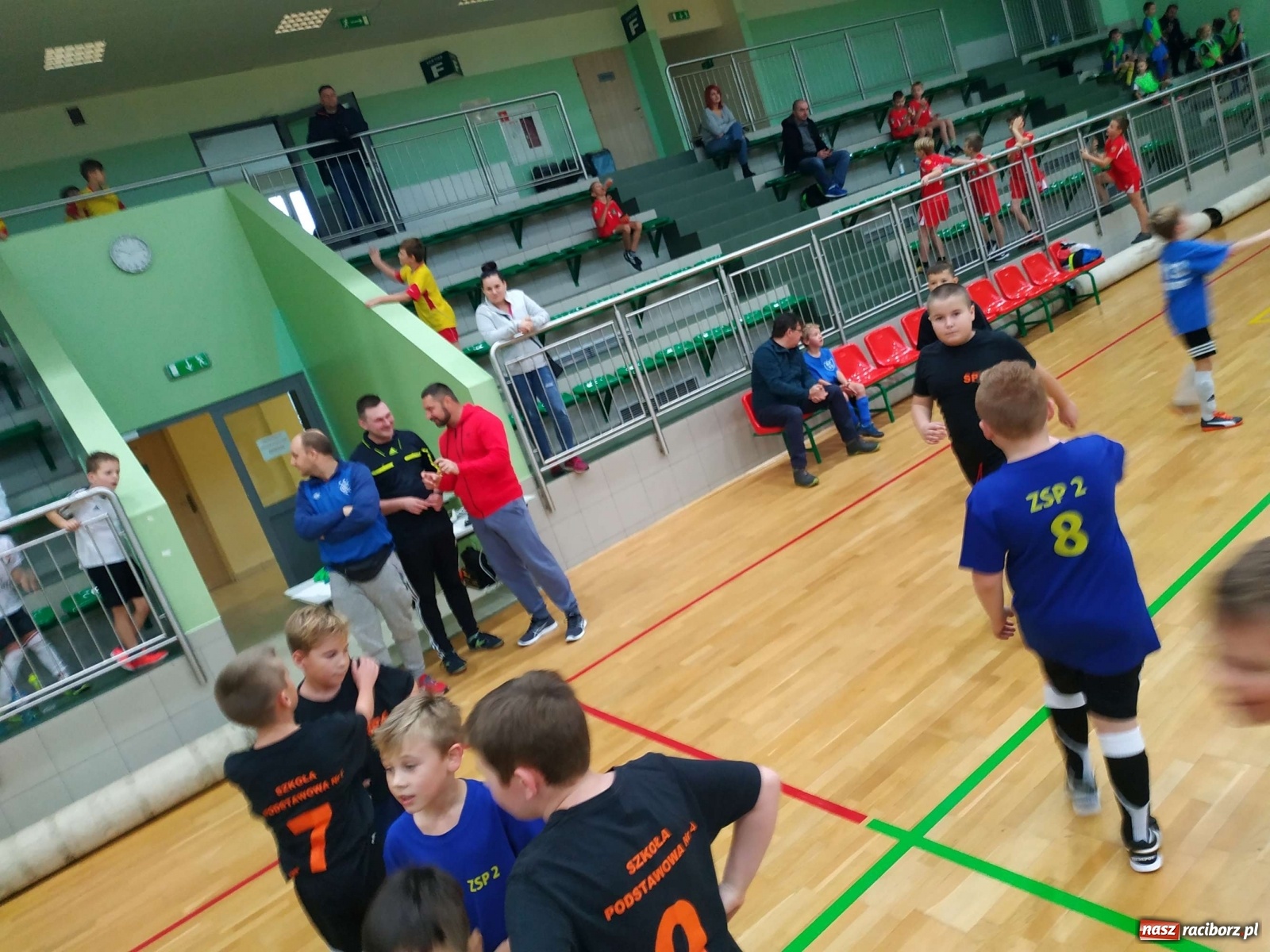 Zdjęcie w galerii na portalu naszraciborz.pl: Halowy turniej piłki nożnej klas I-III. Trójka i Trzynastka najlepsze! wiadomości z regionu