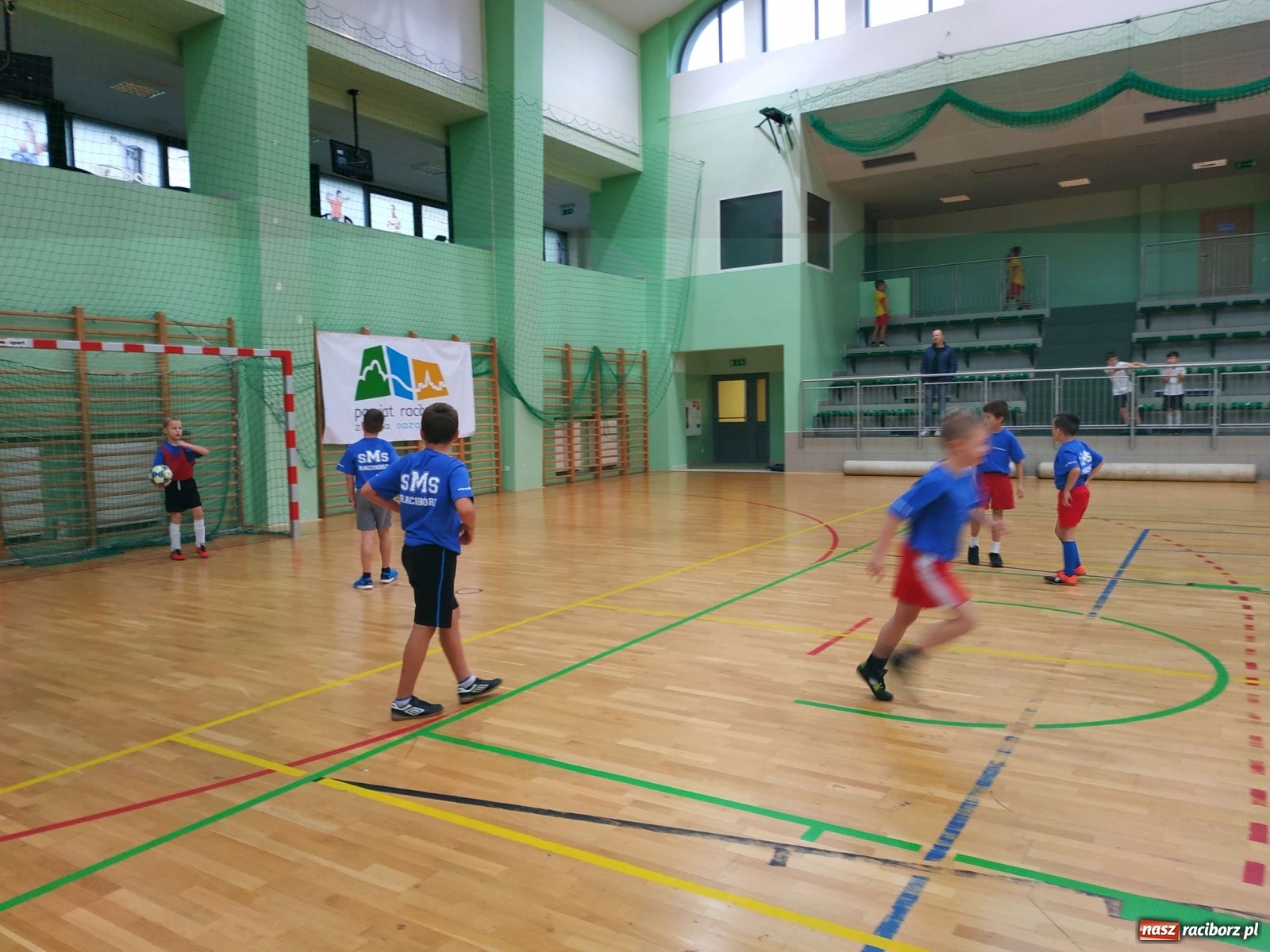 Zdjęcie w galerii na portalu naszraciborz.pl: Halowy turniej piłki nożnej klas I-III. Trójka i Trzynastka najlepsze! wiadomości z regionu