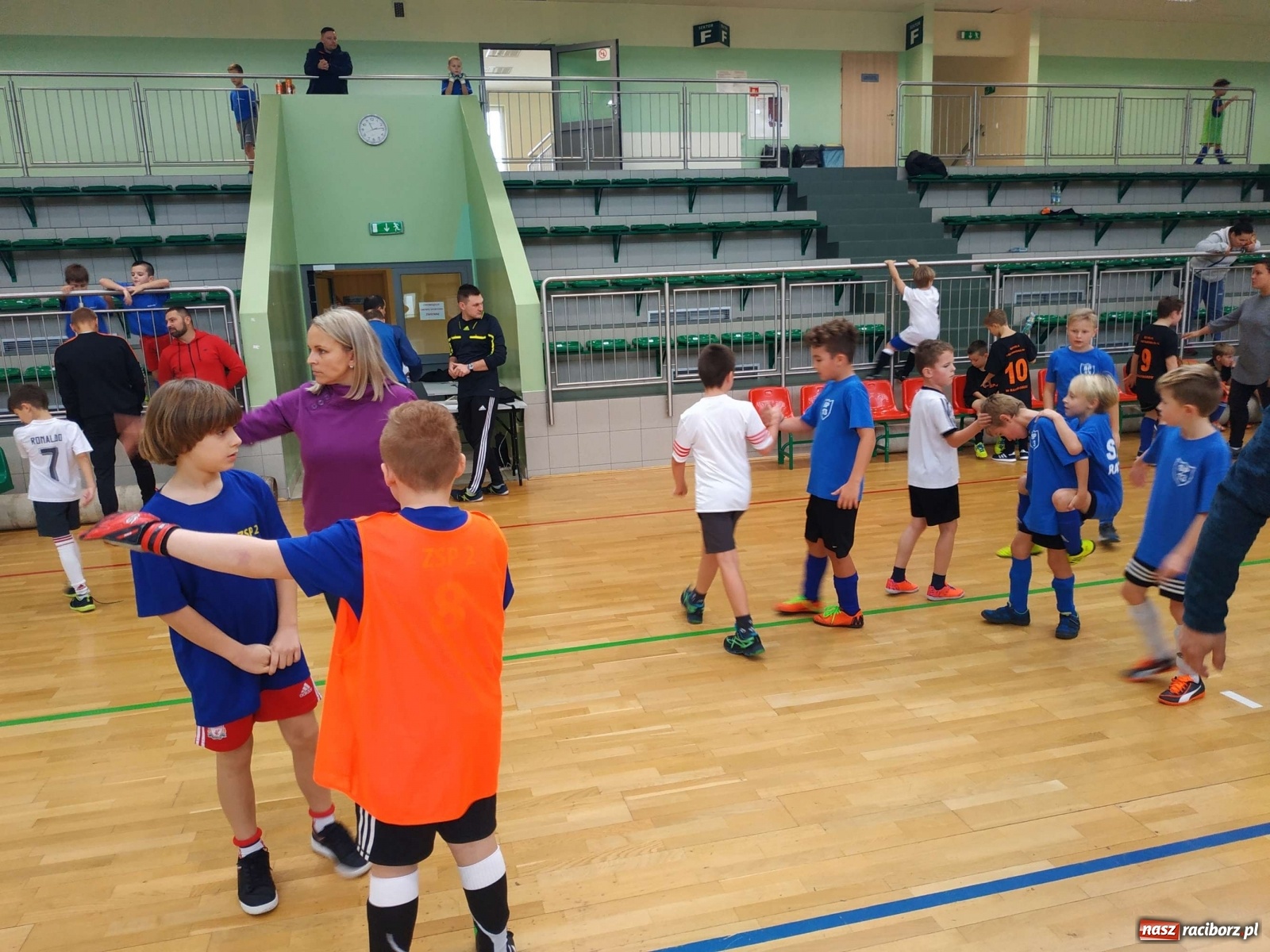 Zdjęcie w galerii na portalu naszraciborz.pl: Halowy turniej piłki nożnej klas I-III. Trójka i Trzynastka najlepsze! wiadomości z regionu