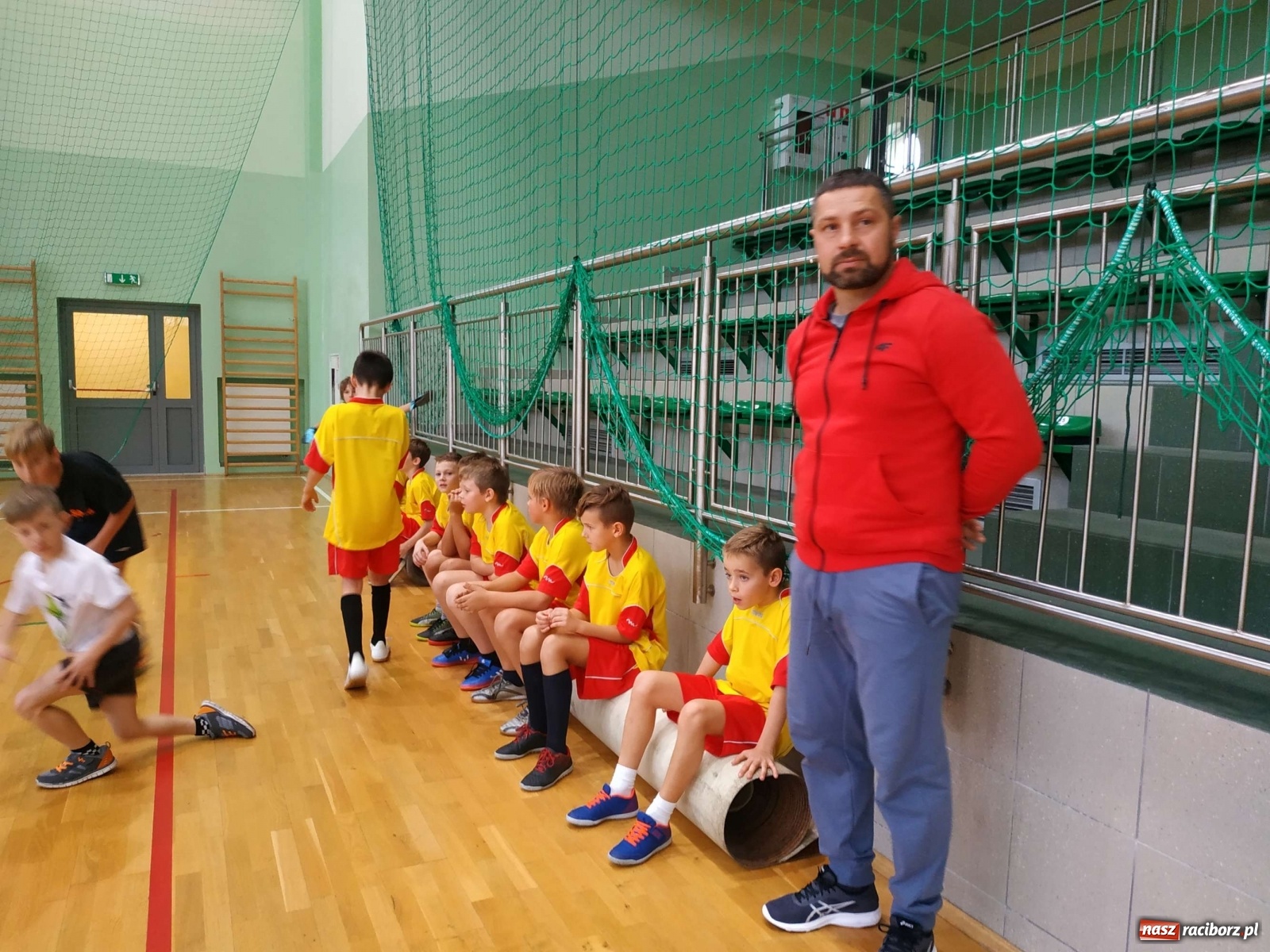 Zdjęcie w galerii na portalu naszraciborz.pl: Halowy turniej piłki nożnej klas I-III. Trójka i Trzynastka najlepsze! wiadomości z regionu