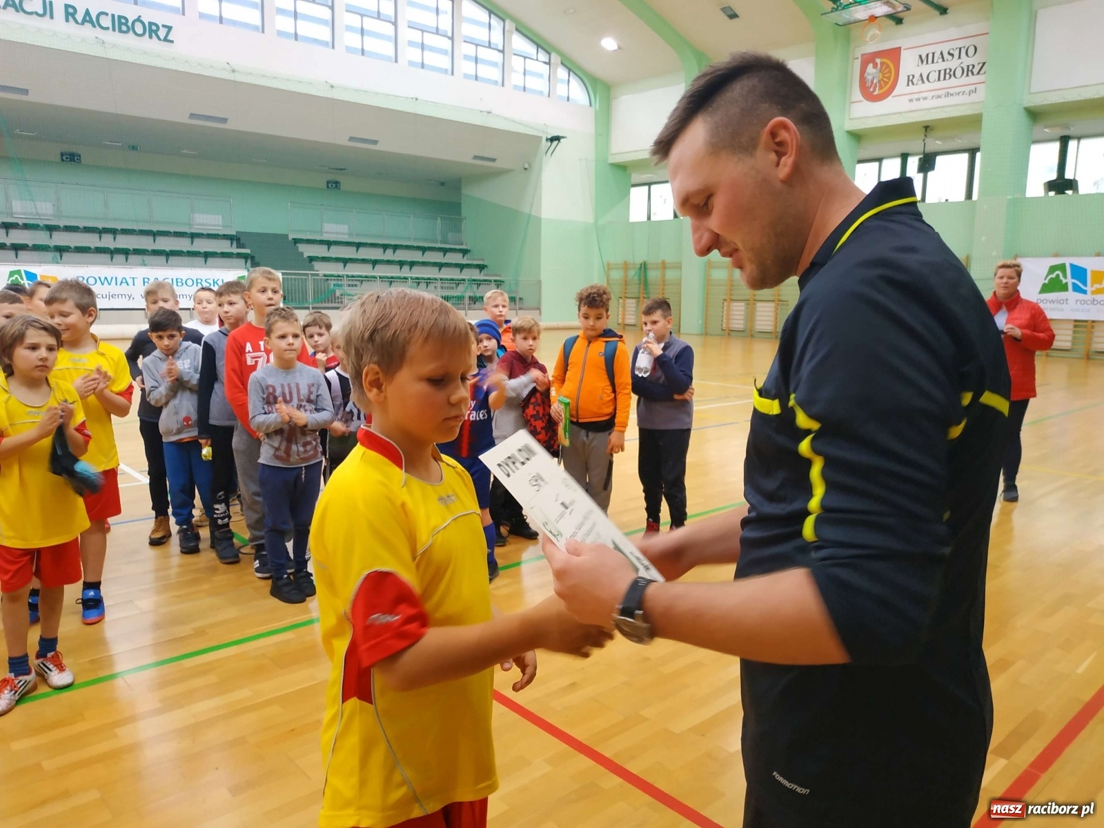 Zdjęcie w galerii na portalu naszraciborz.pl: Halowy turniej piłki nożnej klas I-III. Trójka i Trzynastka najlepsze! wiadomości z regionu