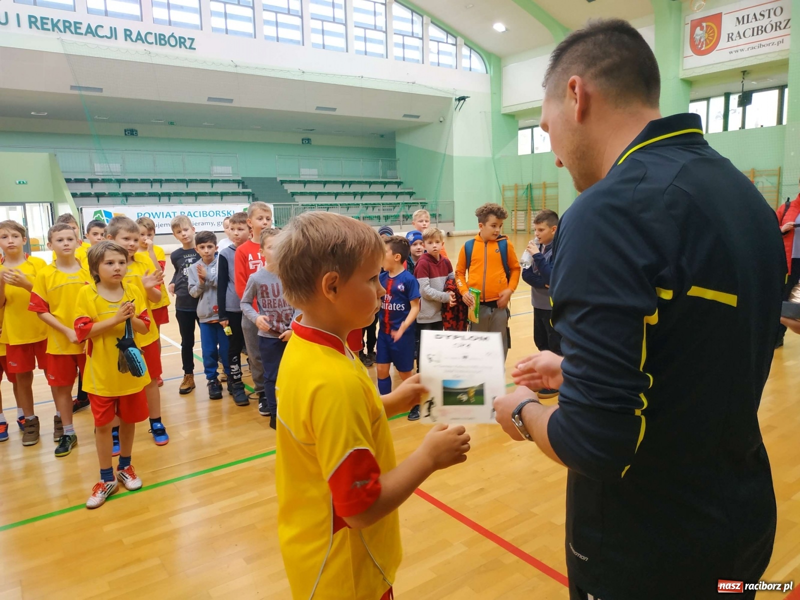 Zdjęcie w galerii na portalu naszraciborz.pl: Halowy turniej piłki nożnej klas I-III. Trójka i Trzynastka najlepsze! wiadomości z regionu