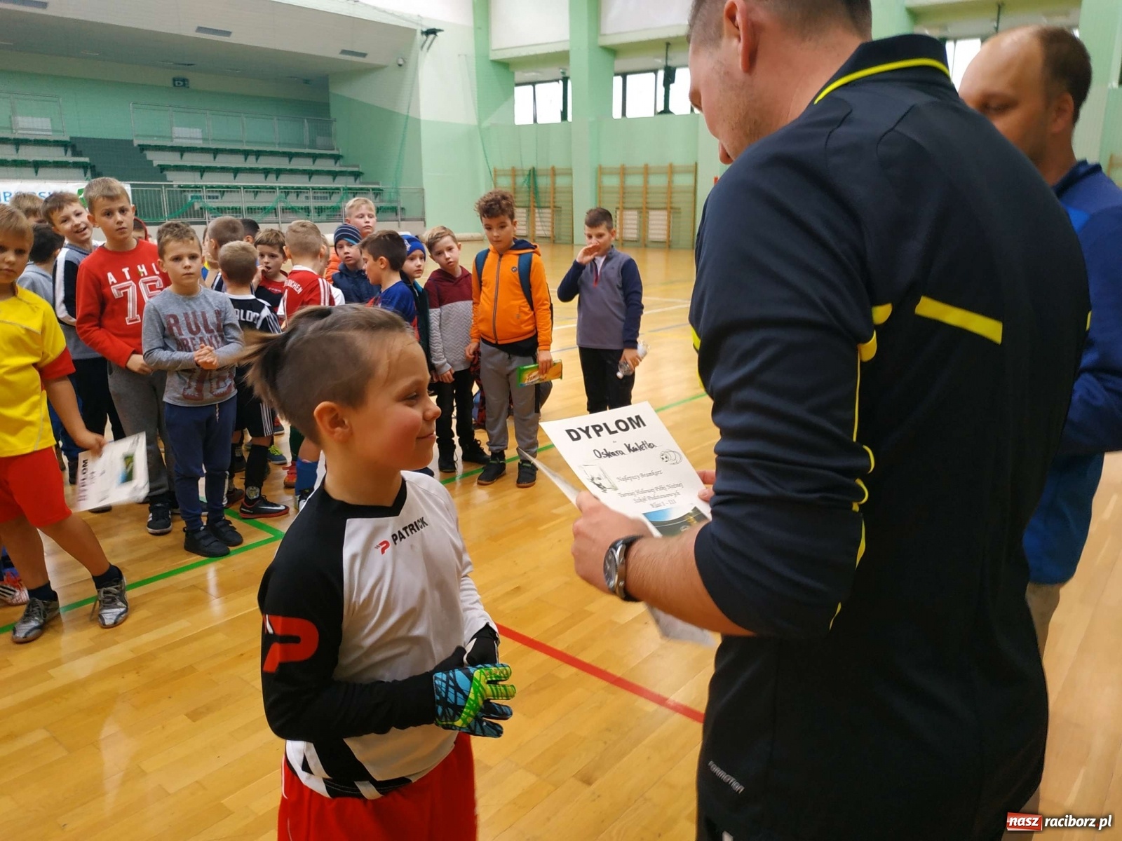 Zdjęcie w galerii na portalu naszraciborz.pl: Halowy turniej piłki nożnej klas I-III. Trójka i Trzynastka najlepsze! wiadomości z regionu
