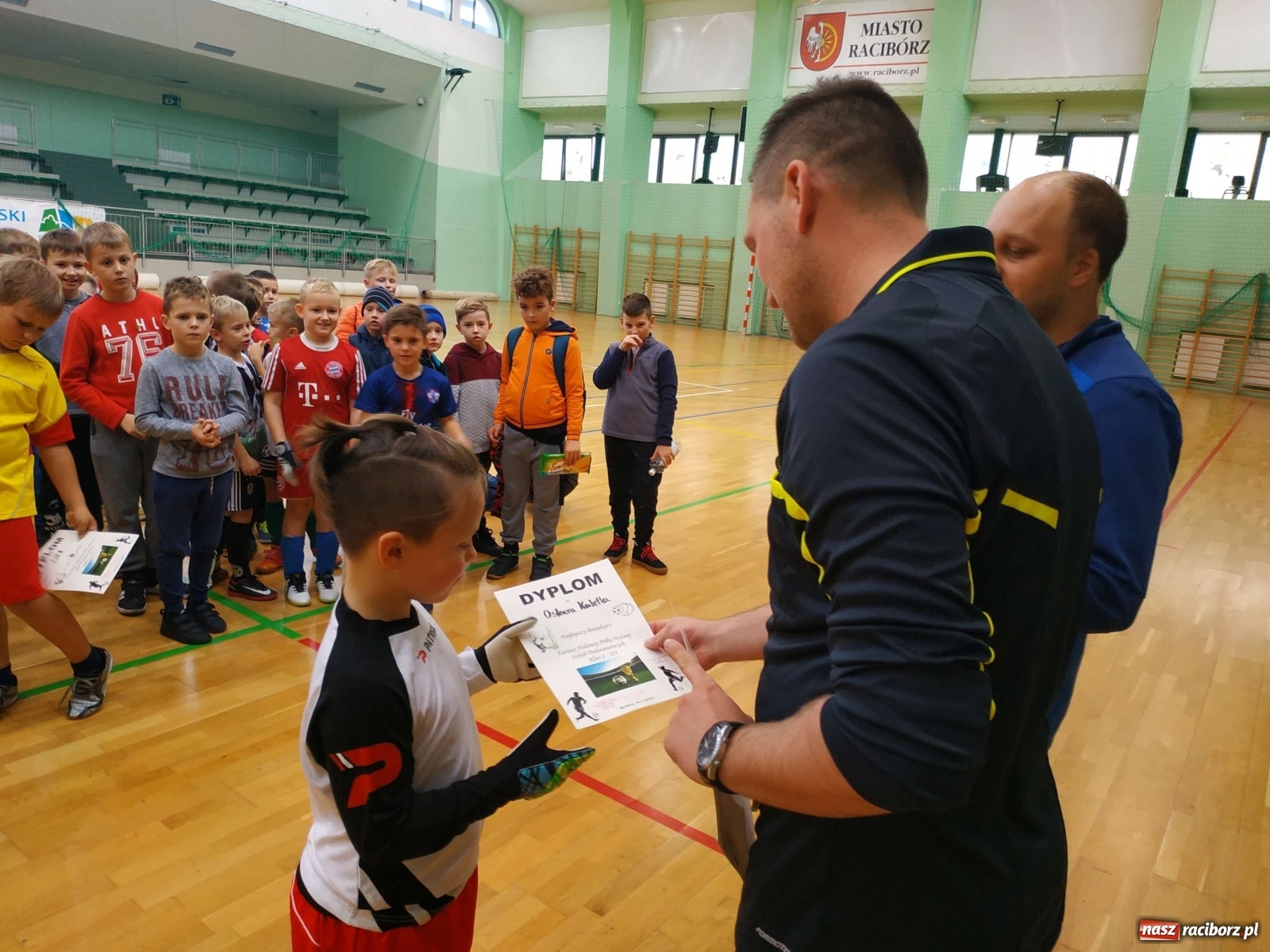 Zdjęcie w galerii na portalu naszraciborz.pl: Halowy turniej piłki nożnej klas I-III. Trójka i Trzynastka najlepsze! wiadomości z regionu