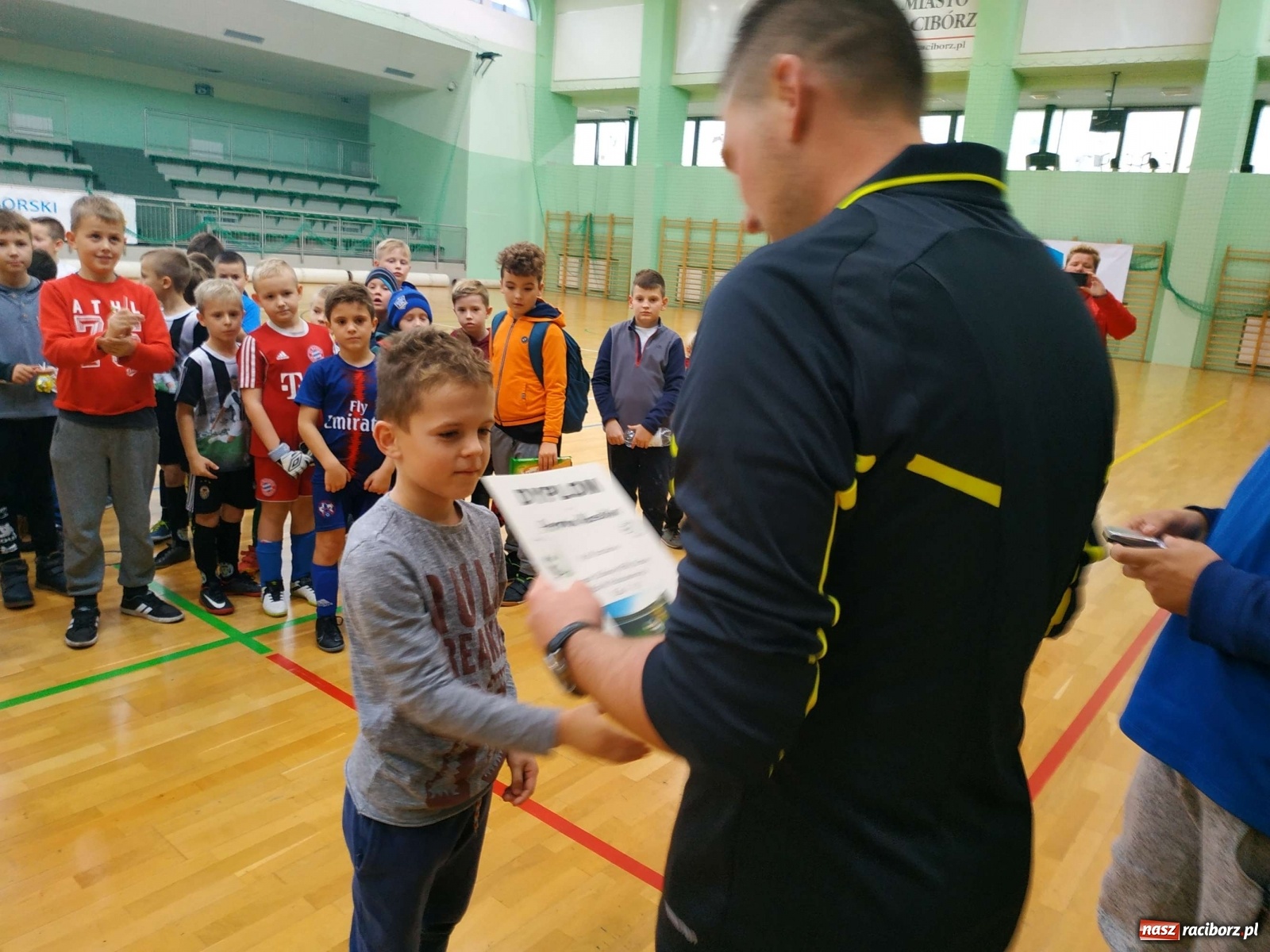 Zdjęcie w galerii na portalu naszraciborz.pl: Halowy turniej piłki nożnej klas I-III. Trójka i Trzynastka najlepsze! wiadomości z regionu