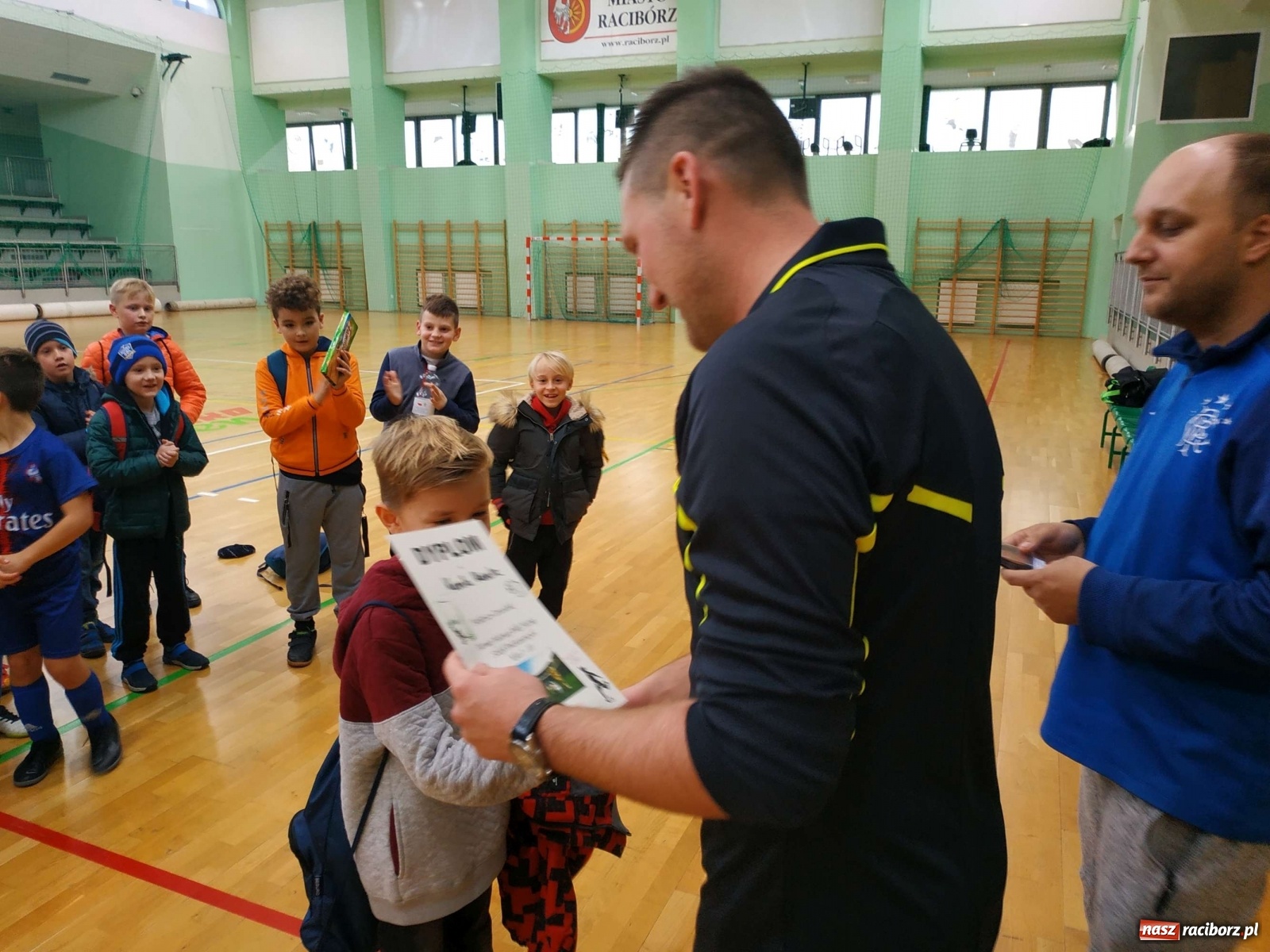 Zdjęcie w galerii na portalu naszraciborz.pl: Halowy turniej piłki nożnej klas I-III. Trójka i Trzynastka najlepsze! wiadomości z regionu