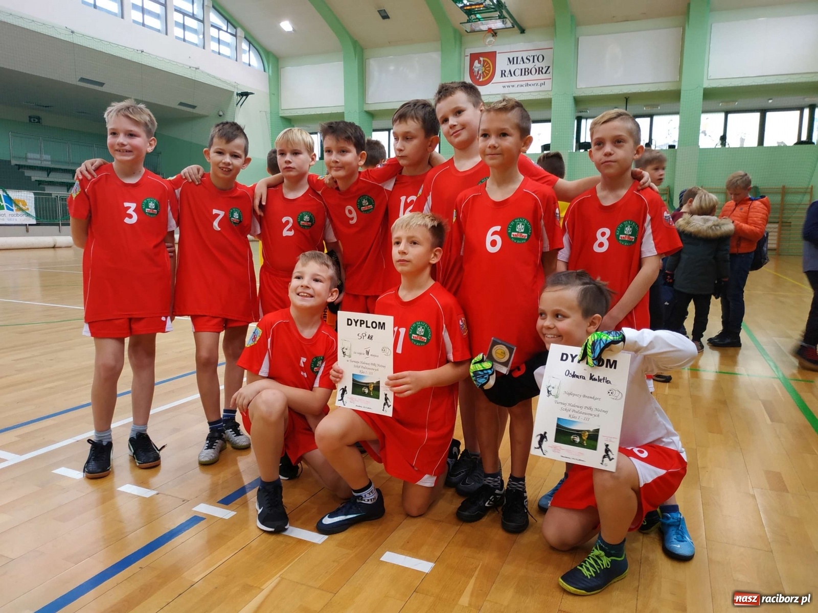 Zdjęcie w galerii na portalu naszraciborz.pl: Halowy turniej piłki nożnej klas I-III. Trójka i Trzynastka najlepsze! wiadomości z regionu