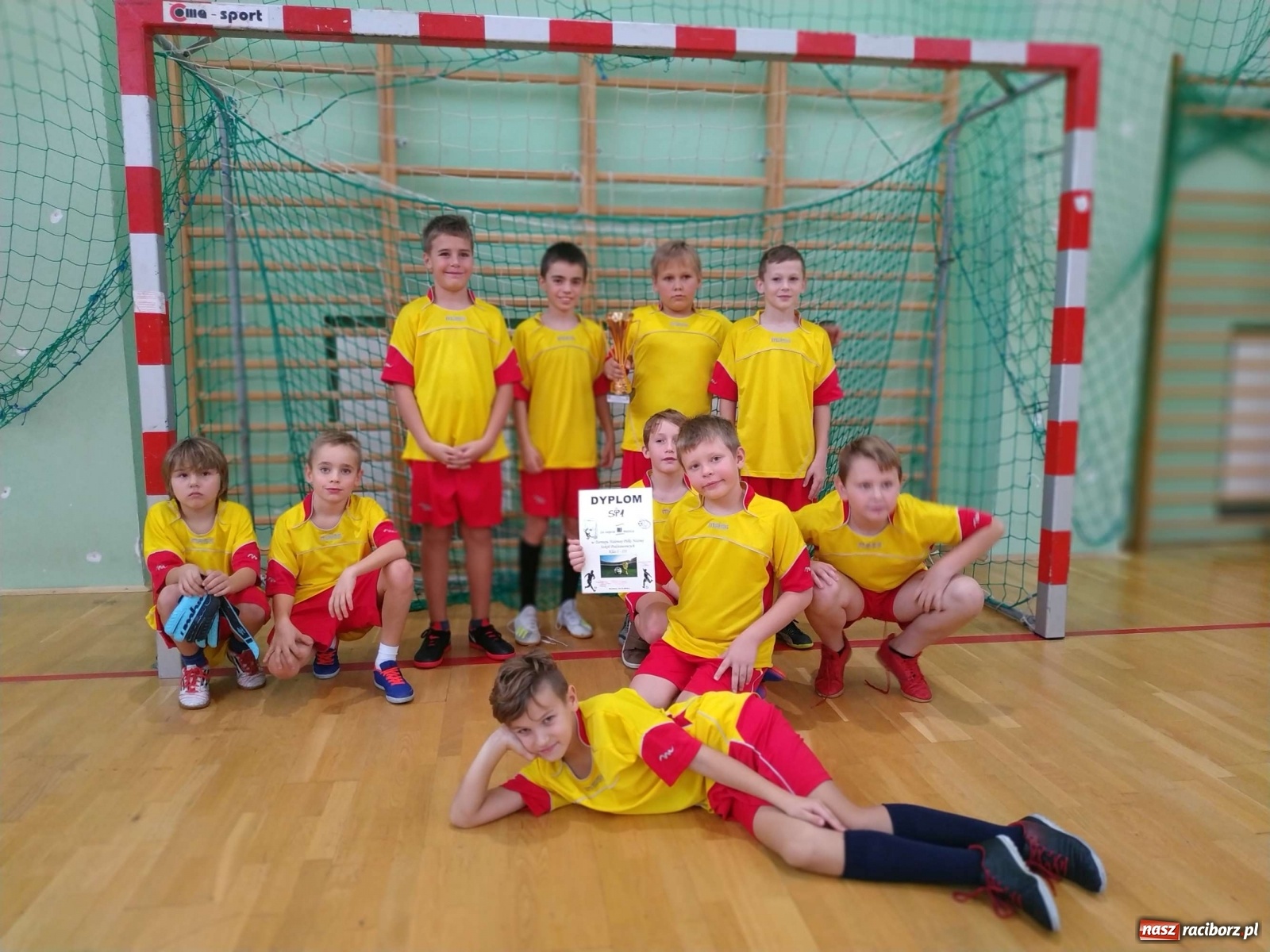 Zdjęcie w galerii na portalu naszraciborz.pl: Halowy turniej piłki nożnej klas I-III. Trójka i Trzynastka najlepsze! wiadomości z regionu