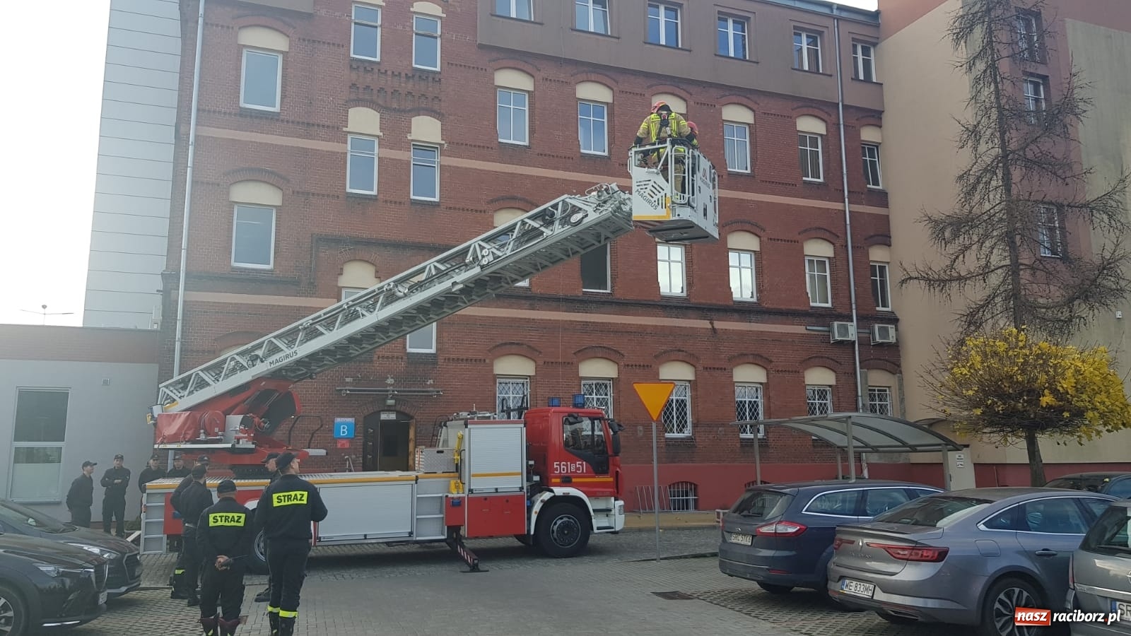 Zdjęcie w galerii na portalu naszraciborz.pl: W starostwie znaleziono nieprzytomną osobę [FOTO] wiadomości z regionu