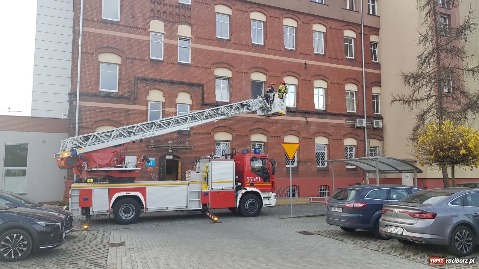 Zdjęcie w galerii na portalu naszraciborz.pl: W starostwie znaleziono nieprzytomną osobę [FOTO] wiadomości z regionu