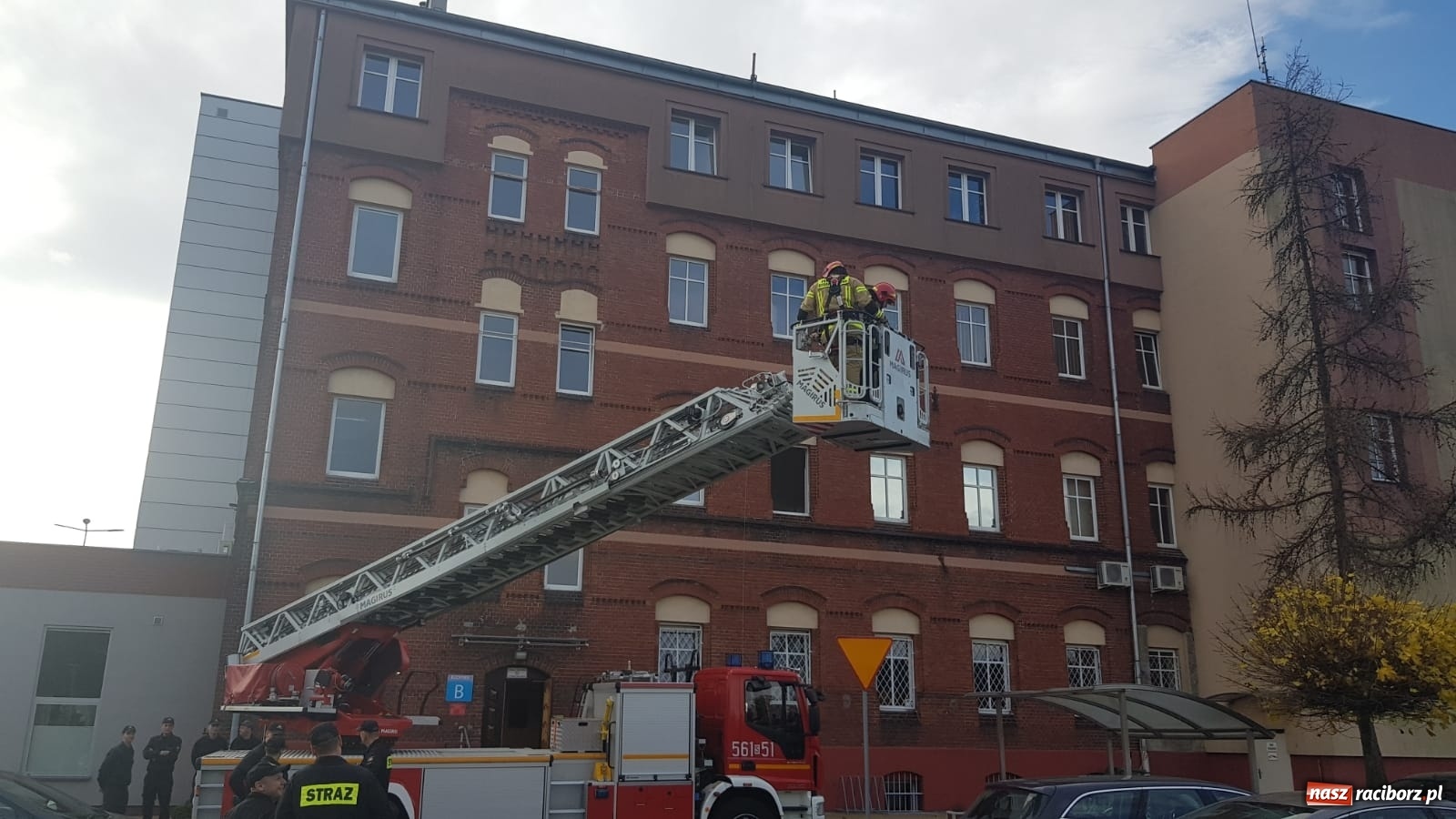 Zdjęcie w galerii na portalu naszraciborz.pl: W starostwie znaleziono nieprzytomną osobę [FOTO] wiadomości z regionu