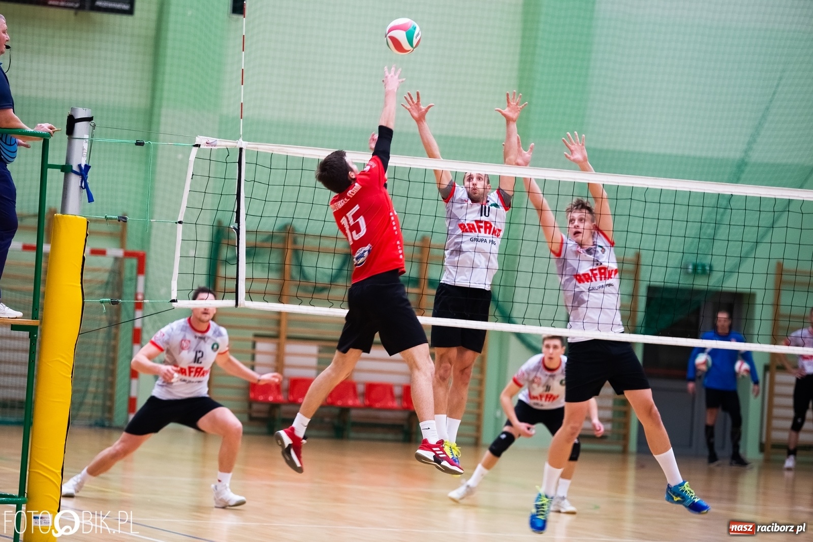 Zdjęcie w galerii na portalu naszraciborz.pl: Siatkarski rollercoaster w Arenie Rafako. Raciborzanie górą! [FOTO i WIDEO] wiadomości z regionu