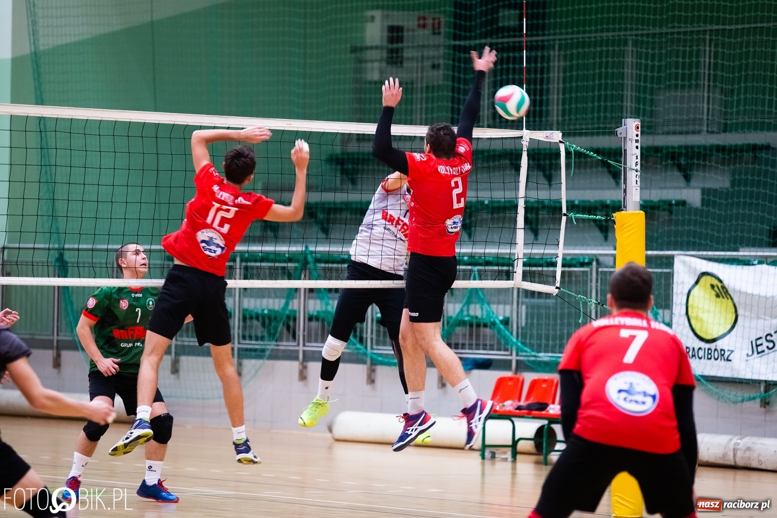 Zdjęcie w galerii na portalu naszraciborz.pl: Siatkarski rollercoaster w Arenie Rafako. Raciborzanie górą! [FOTO i WIDEO] wiadomości z regionu