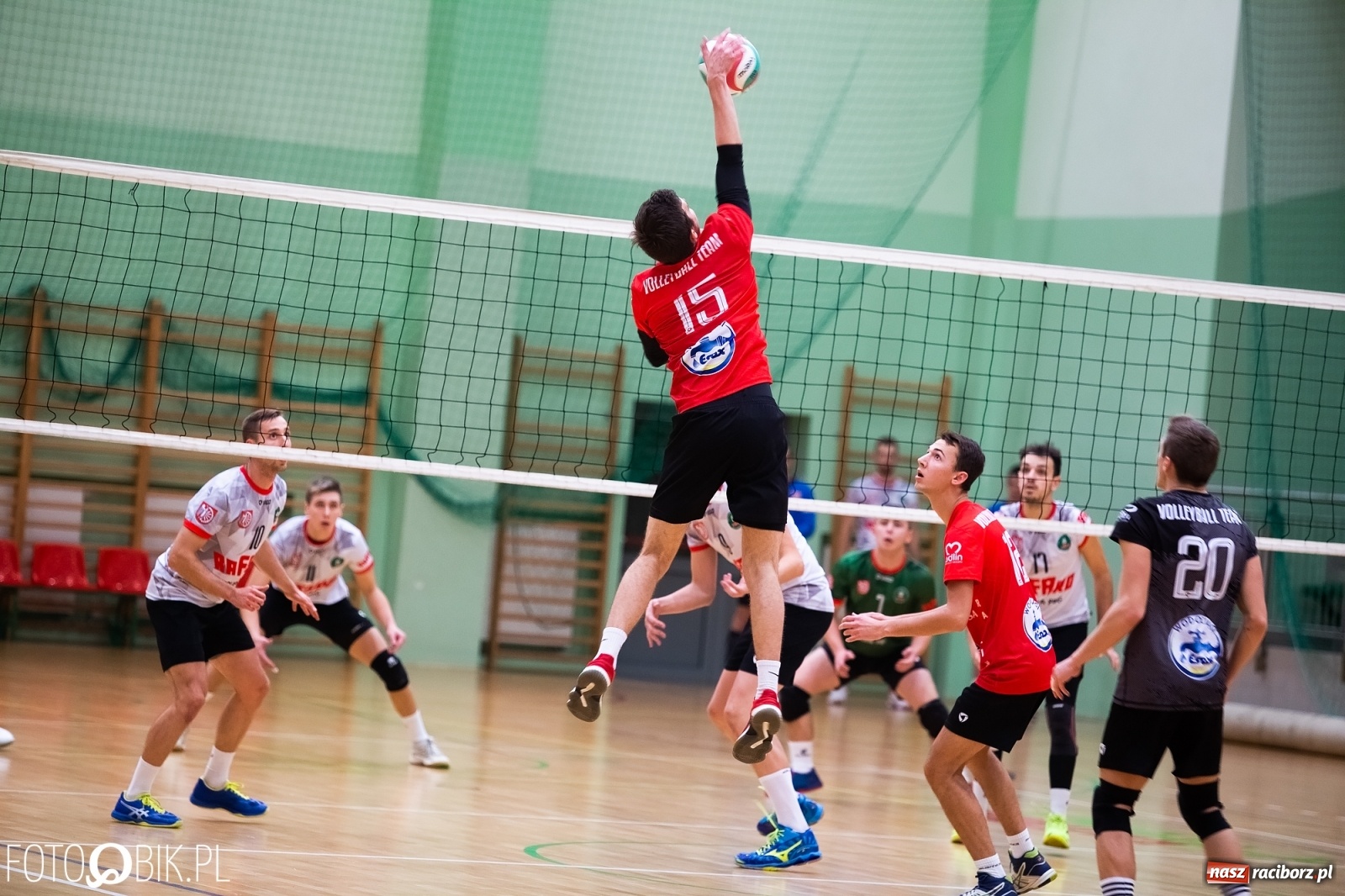 Zdjęcie w galerii na portalu naszraciborz.pl: Siatkarski rollercoaster w Arenie Rafako. Raciborzanie górą! [FOTO i WIDEO] wiadomości z regionu