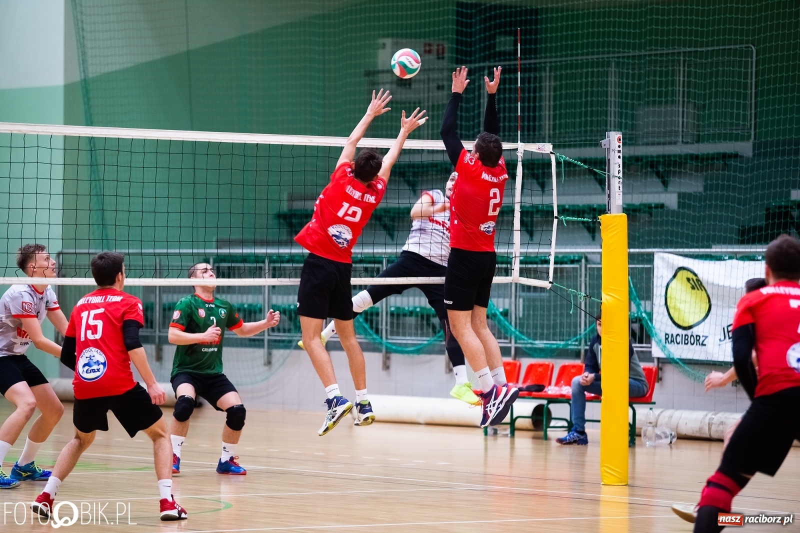 Zdjęcie w galerii na portalu naszraciborz.pl: Siatkarski rollercoaster w Arenie Rafako. Raciborzanie górą! [FOTO i WIDEO] wiadomości z regionu