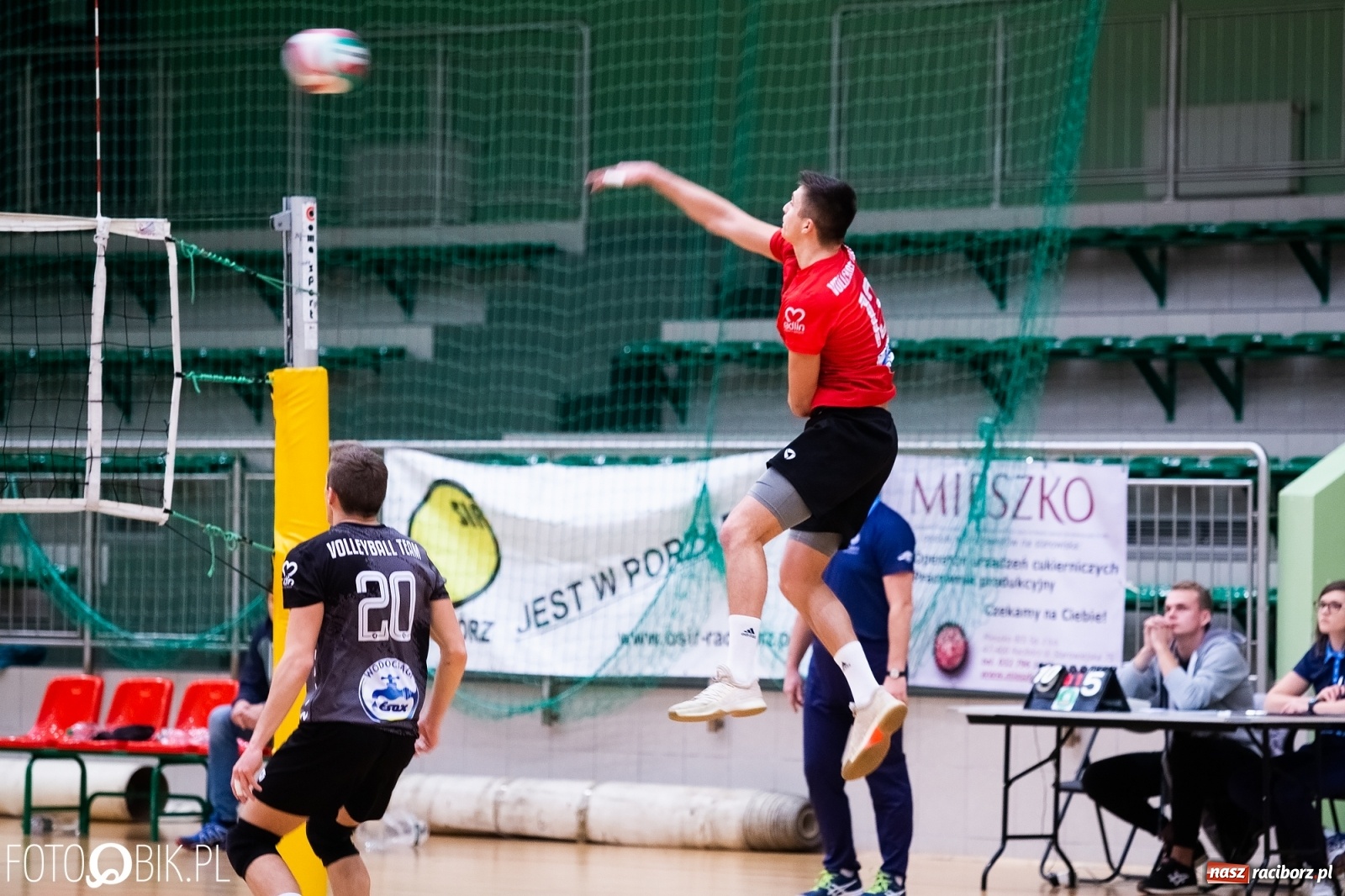 Zdjęcie w galerii na portalu naszraciborz.pl: Siatkarski rollercoaster w Arenie Rafako. Raciborzanie górą! [FOTO i WIDEO] wiadomości z regionu