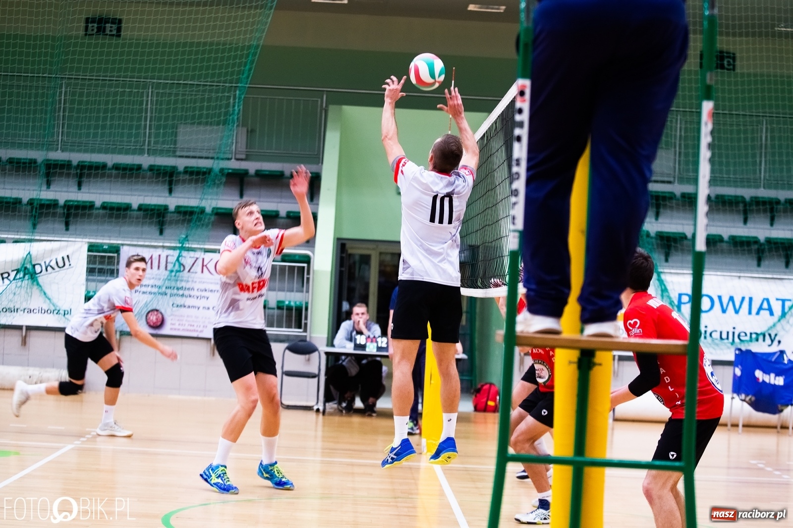 Zdjęcie w galerii na portalu naszraciborz.pl: Siatkarski rollercoaster w Arenie Rafako. Raciborzanie górą! [FOTO i WIDEO] wiadomości z regionu