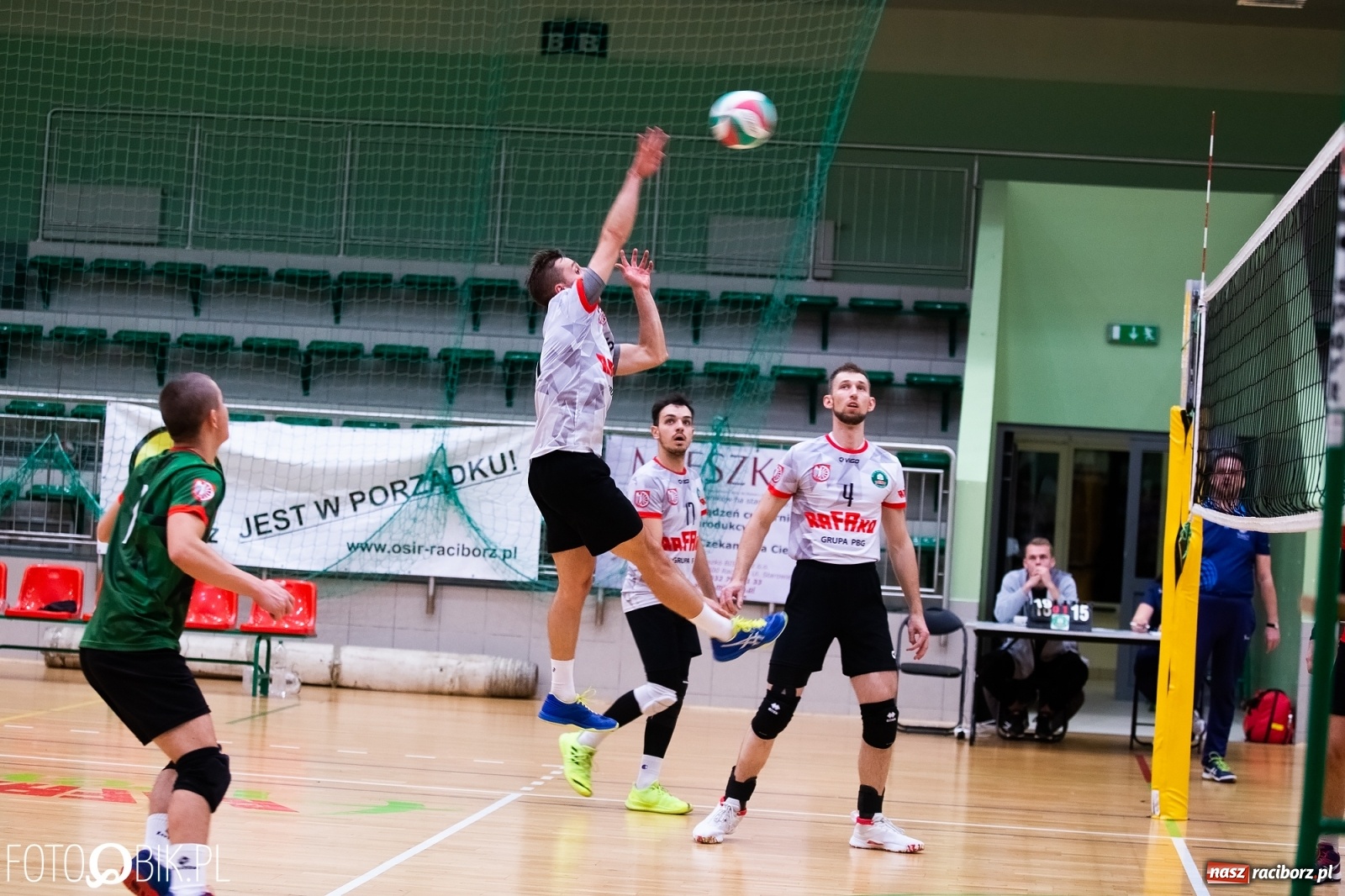 Zdjęcie w galerii na portalu naszraciborz.pl: Siatkarski rollercoaster w Arenie Rafako. Raciborzanie górą! [FOTO i WIDEO] wiadomości z regionu