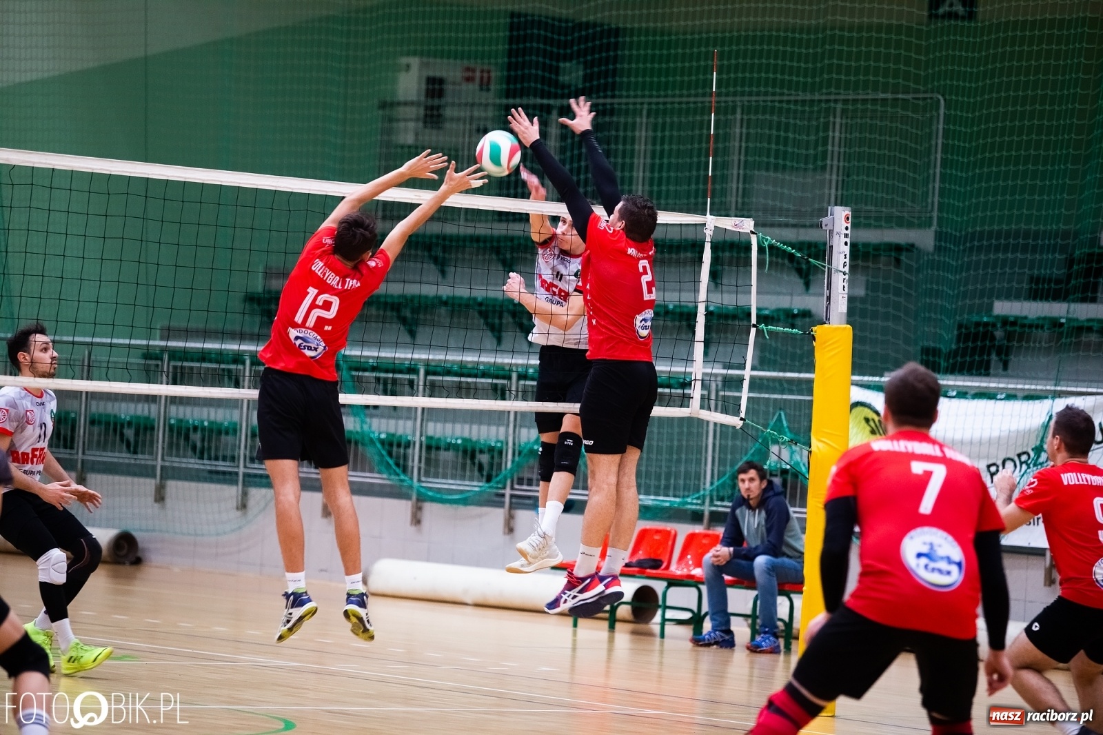 Zdjęcie w galerii na portalu naszraciborz.pl: Siatkarski rollercoaster w Arenie Rafako. Raciborzanie górą! [FOTO i WIDEO] wiadomości z regionu