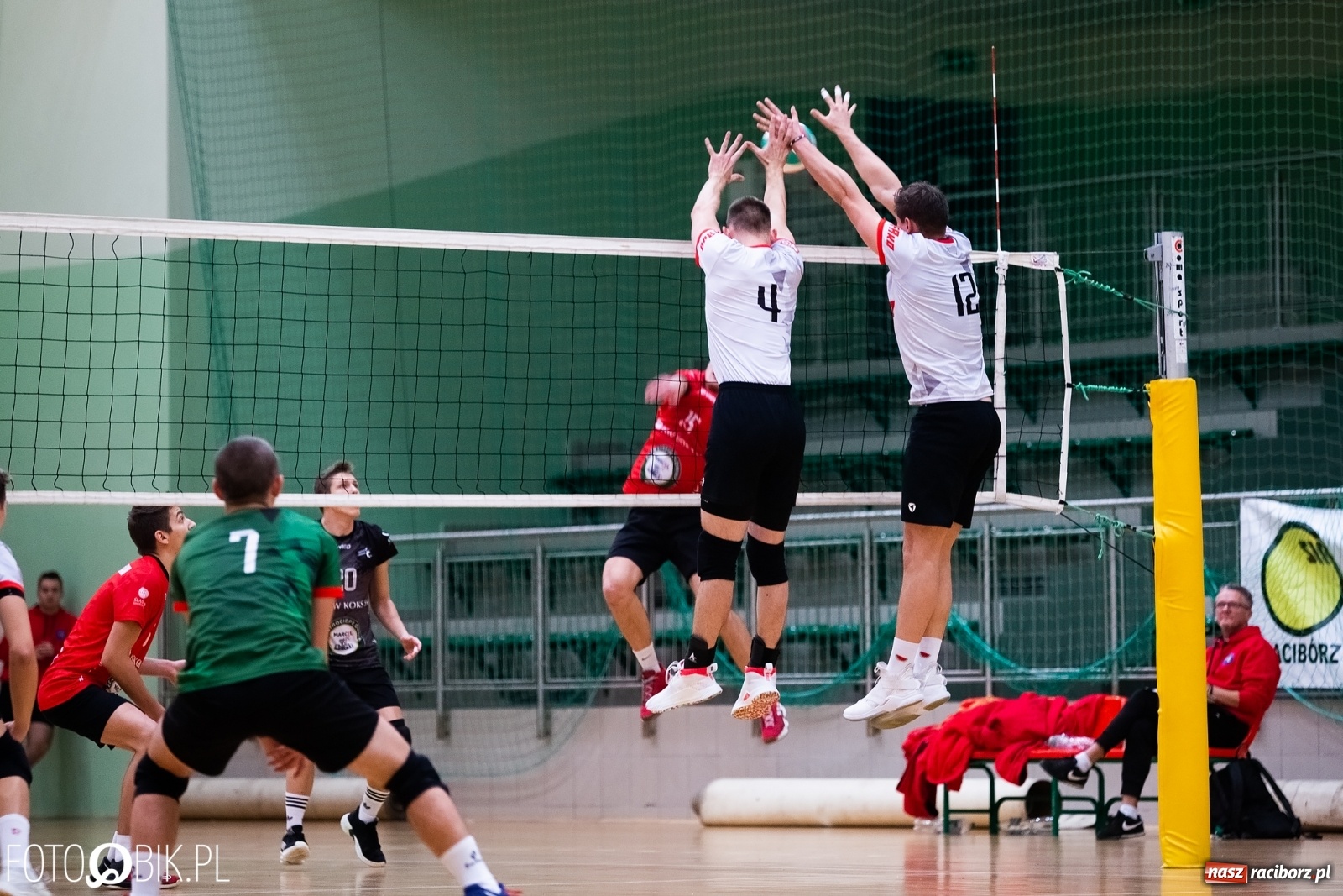 Zdjęcie w galerii na portalu naszraciborz.pl: Siatkarski rollercoaster w Arenie Rafako. Raciborzanie górą! [FOTO i WIDEO] wiadomości z regionu