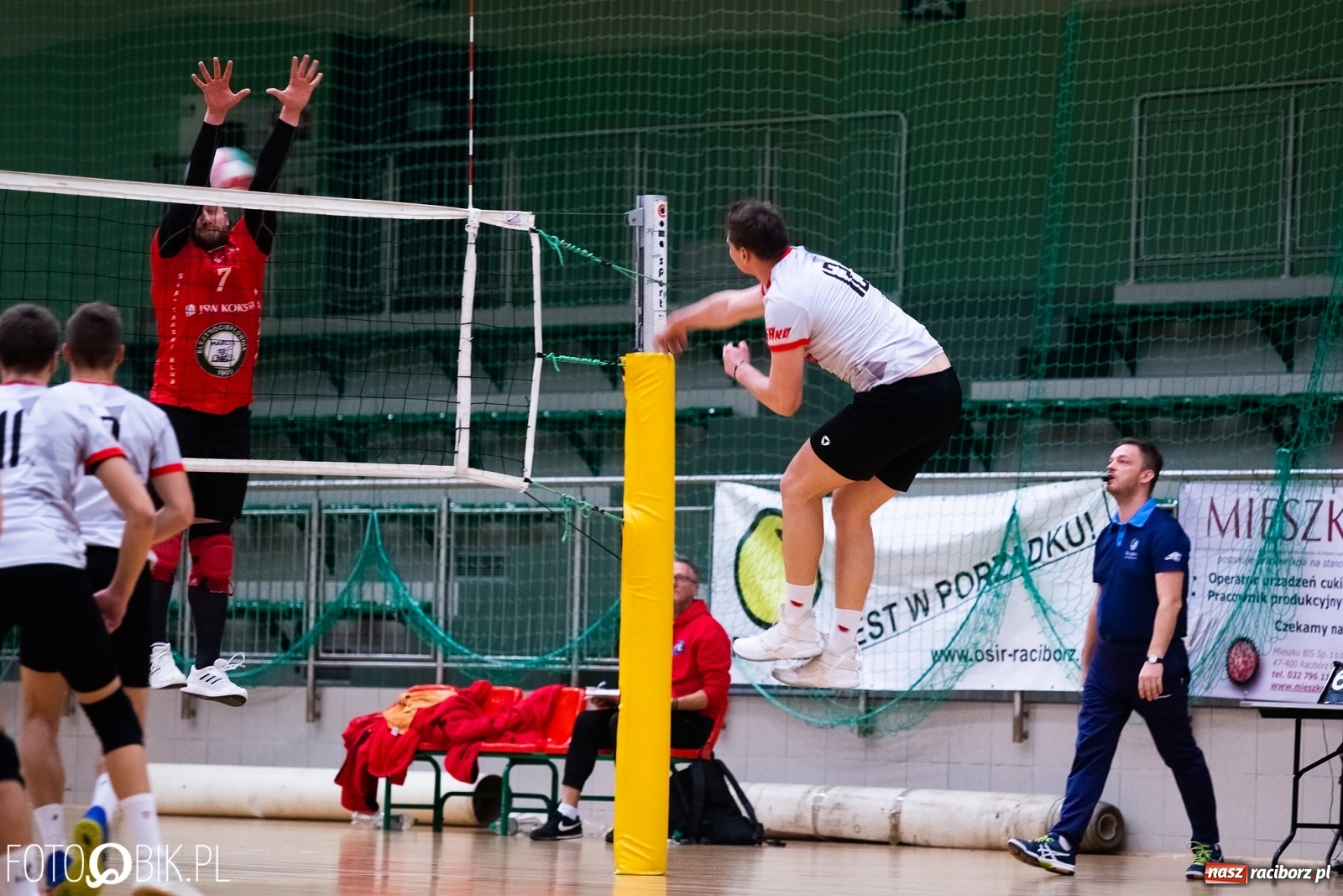 Zdjęcie w galerii na portalu naszraciborz.pl: Siatkarski rollercoaster w Arenie Rafako. Raciborzanie górą! [FOTO i WIDEO] wiadomości z regionu