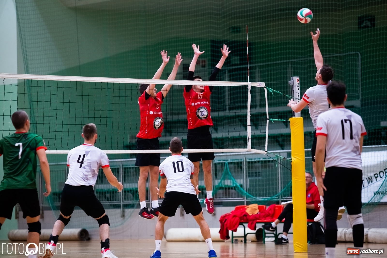 Zdjęcie w galerii na portalu naszraciborz.pl: Siatkarski rollercoaster w Arenie Rafako. Raciborzanie górą! [FOTO i WIDEO] wiadomości z regionu