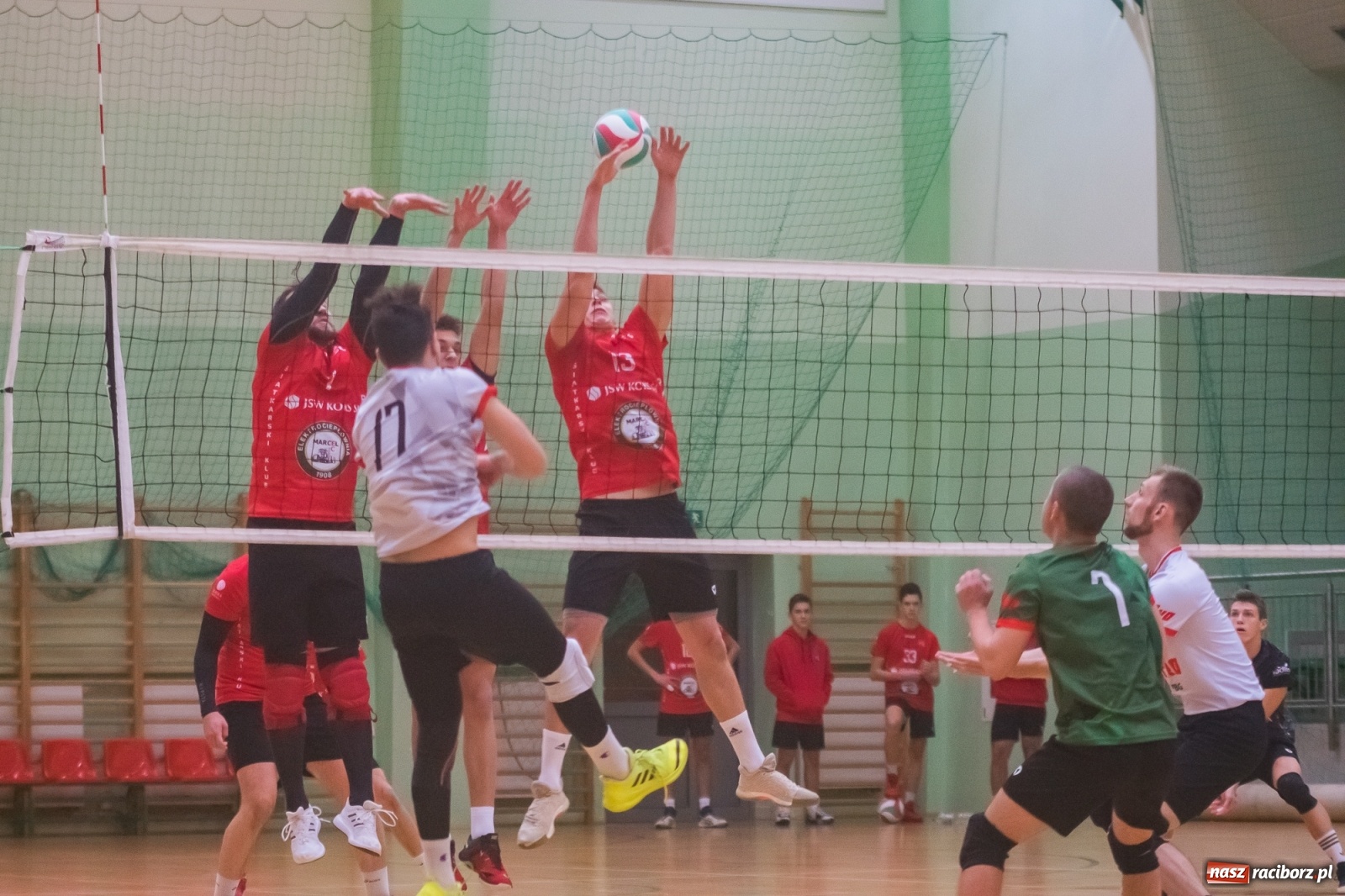 Zdjęcie w galerii na portalu naszraciborz.pl: Siatkarski rollercoaster w Arenie Rafako. Raciborzanie górą! [FOTO i WIDEO] wiadomości z regionu